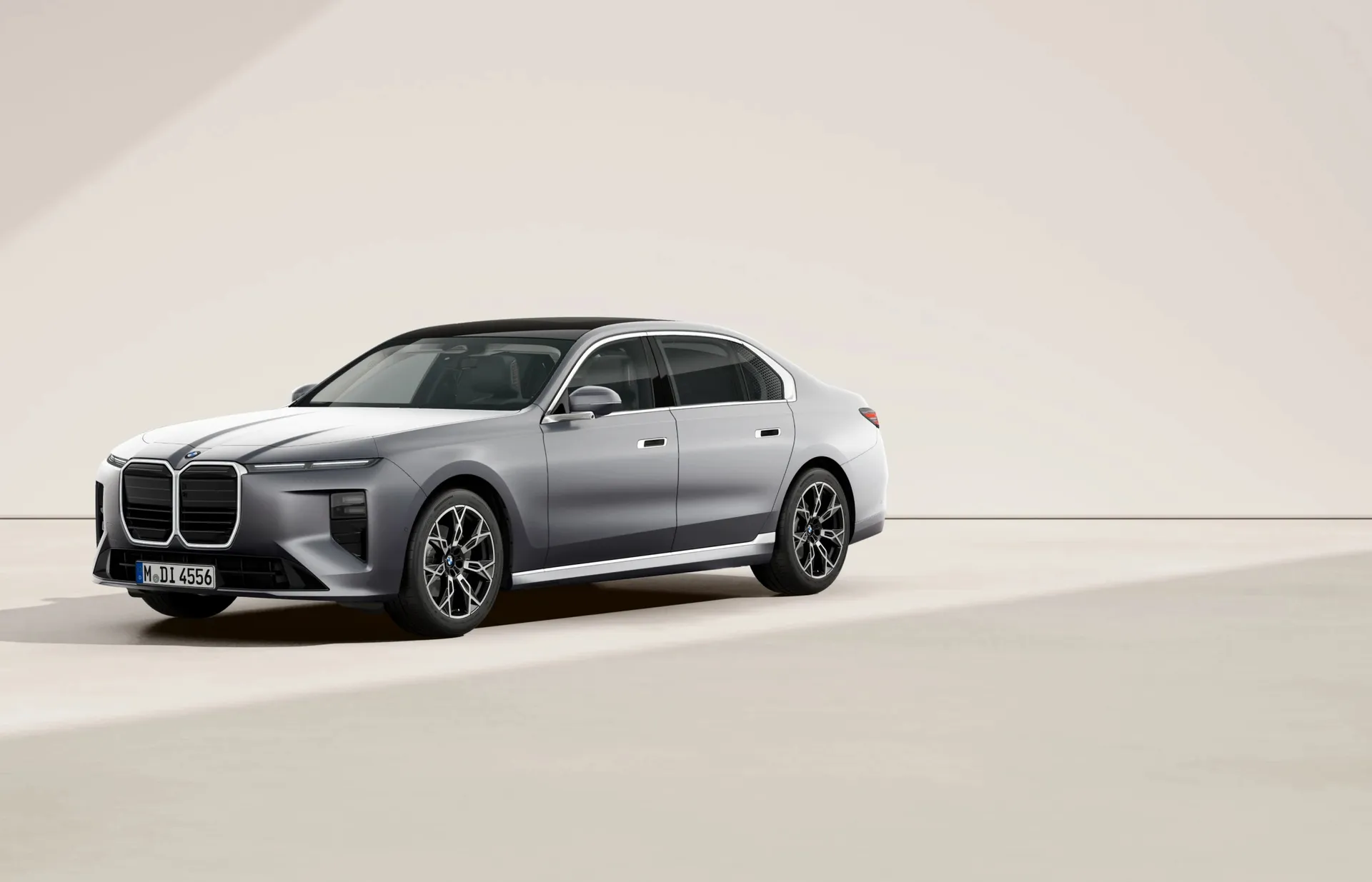 Řada 7 Sedan (G70), Sériové provedení, BMW Individual metalický lak Frozen Space Silver, front