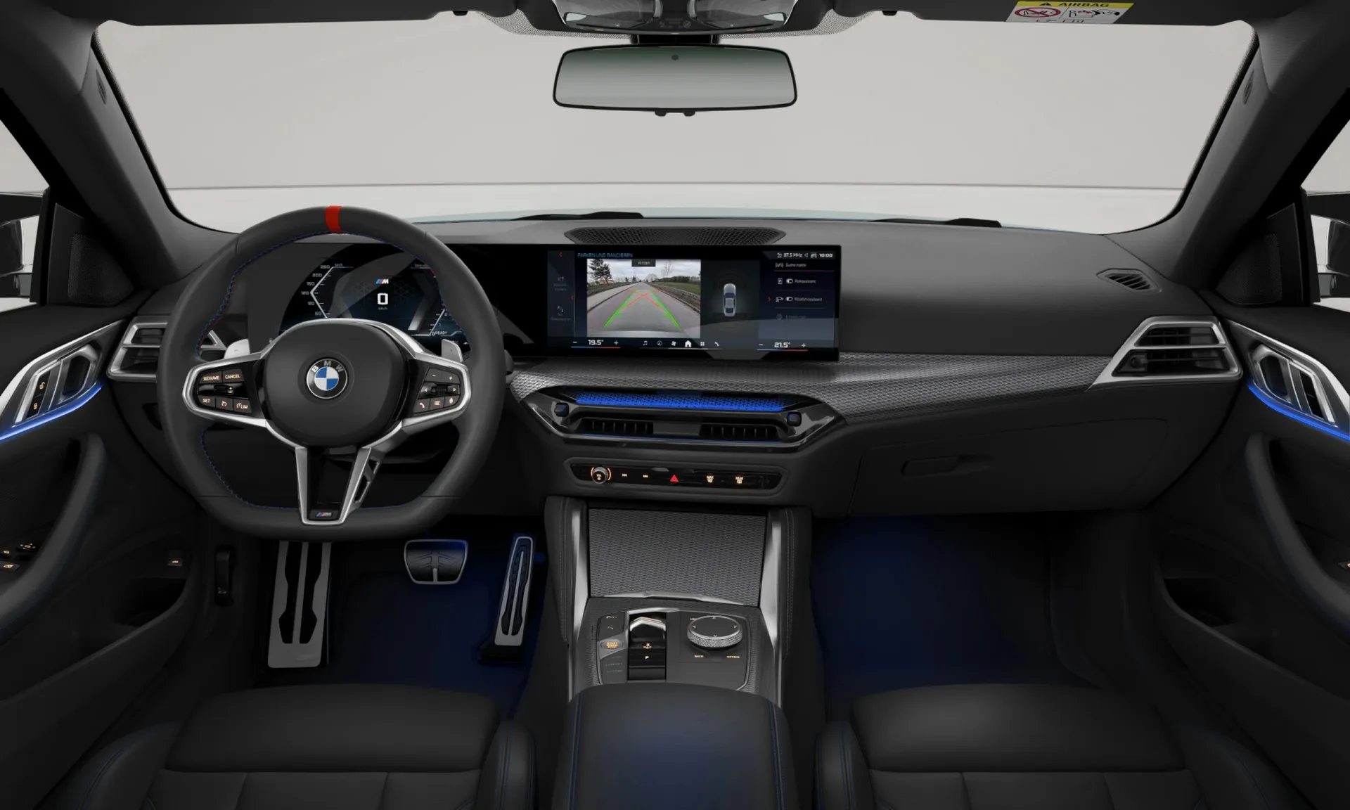 Řada 4 Coupé (G22), M Modely, Metalický lak Cape York Green, interiér Kůže Vernasca Black s modrým dekorativním prošíváním, dashboard