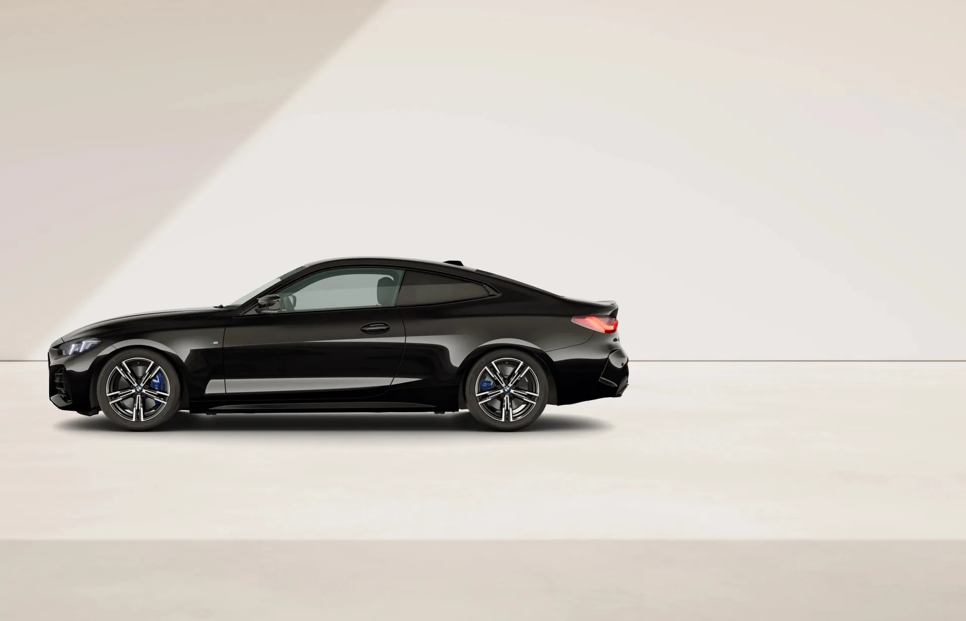 Řada 4 Coupé (G22), M Modely, Metalický lak Black Sapphire, side