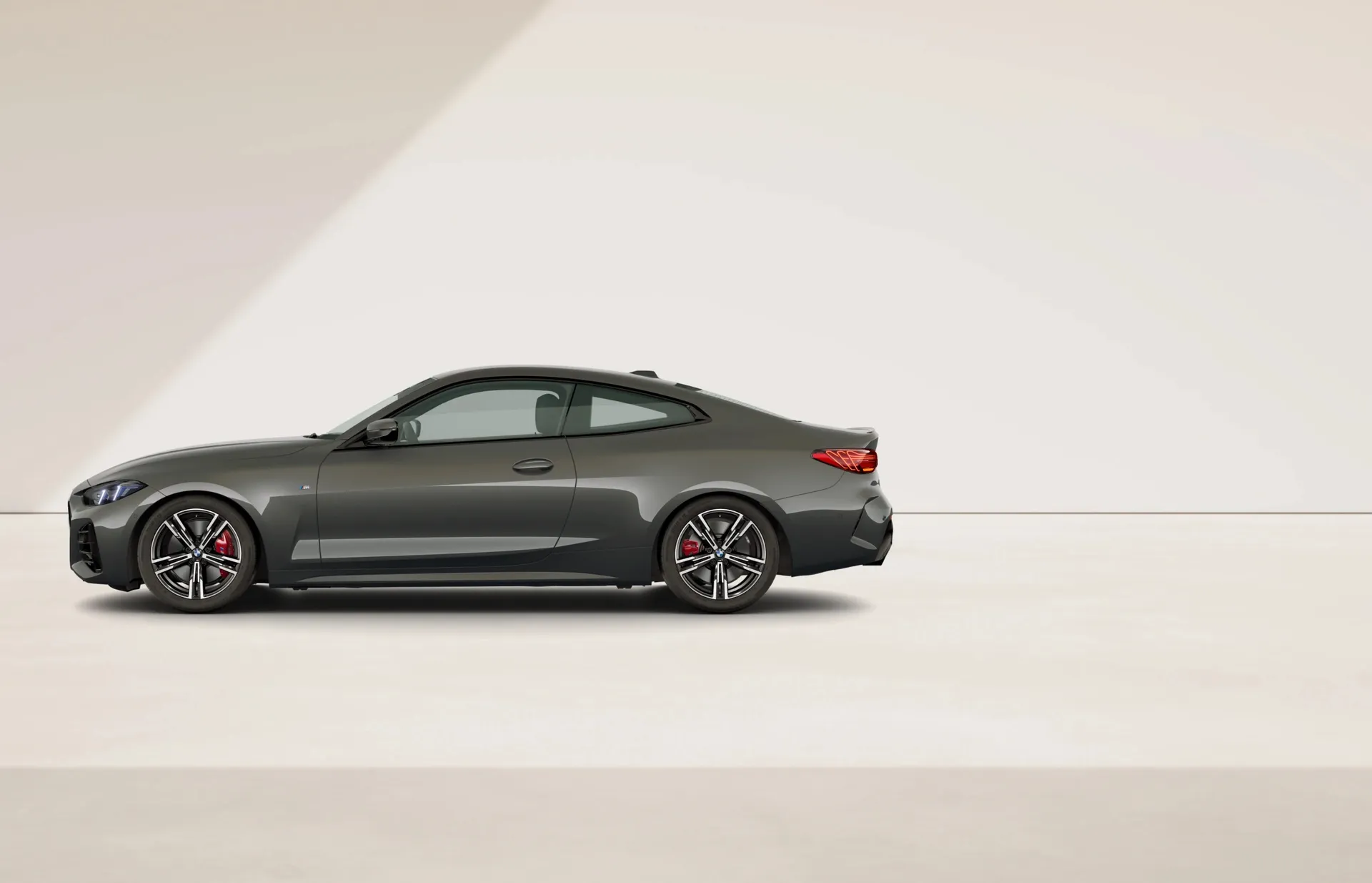 Řada 4 Coupé (G22), M sportovní paket Pro, BMW Individual metalický lak Dravit Grey, side