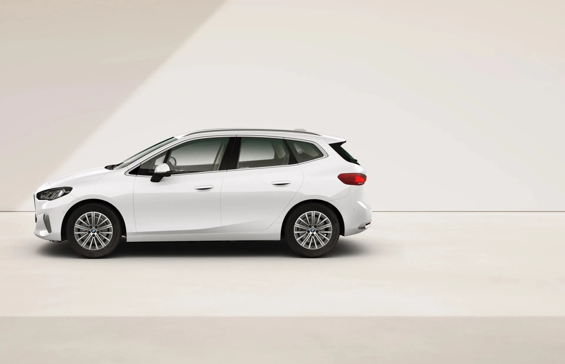 Řada 2 Active Tourer (U06), Luxury Line, Metalický lak Mineral White, side