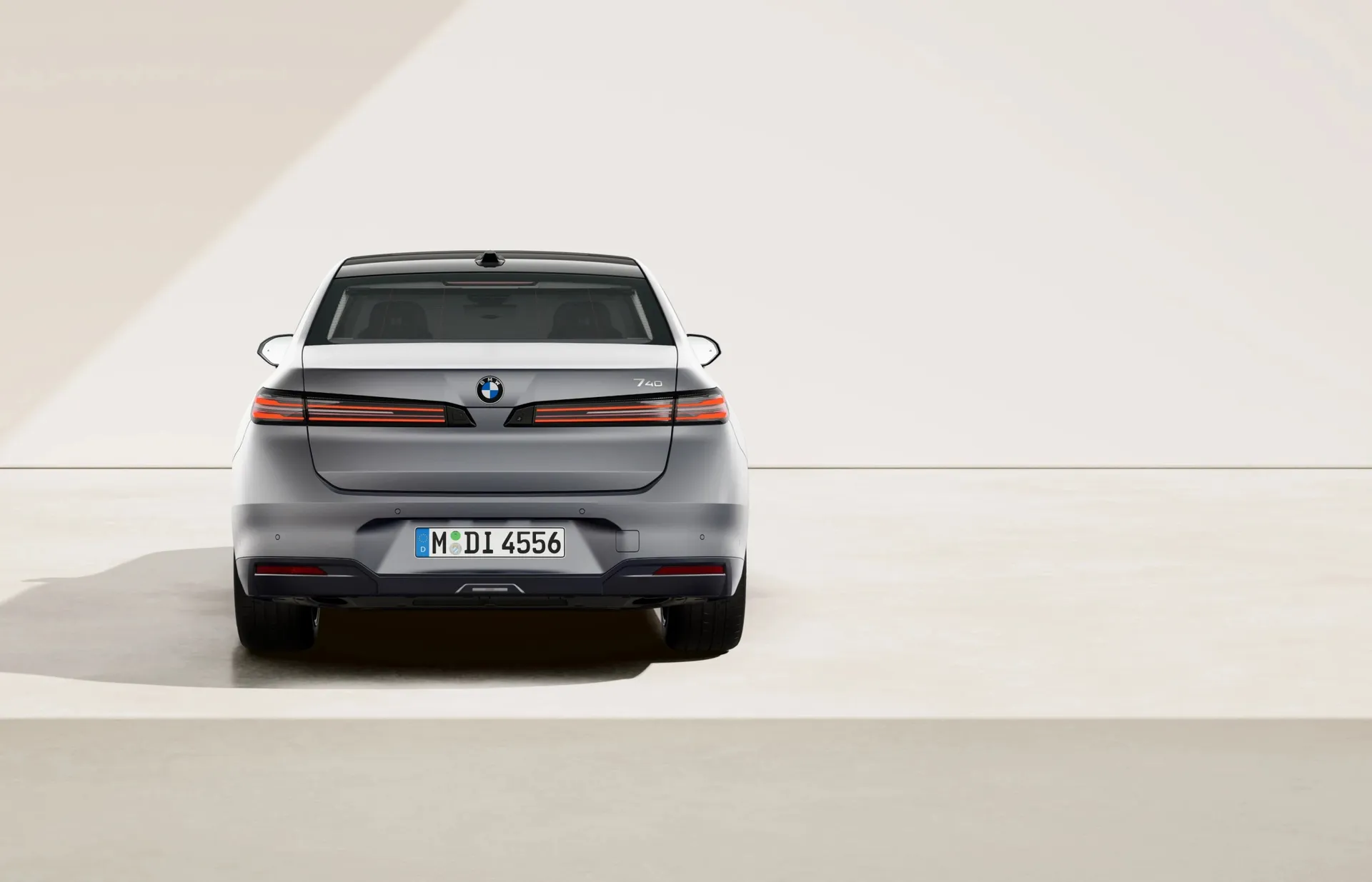 Řada 7 Sedan (G70), Sériové provedení, BMW Individual metalický lak Frozen Space Silver, rear