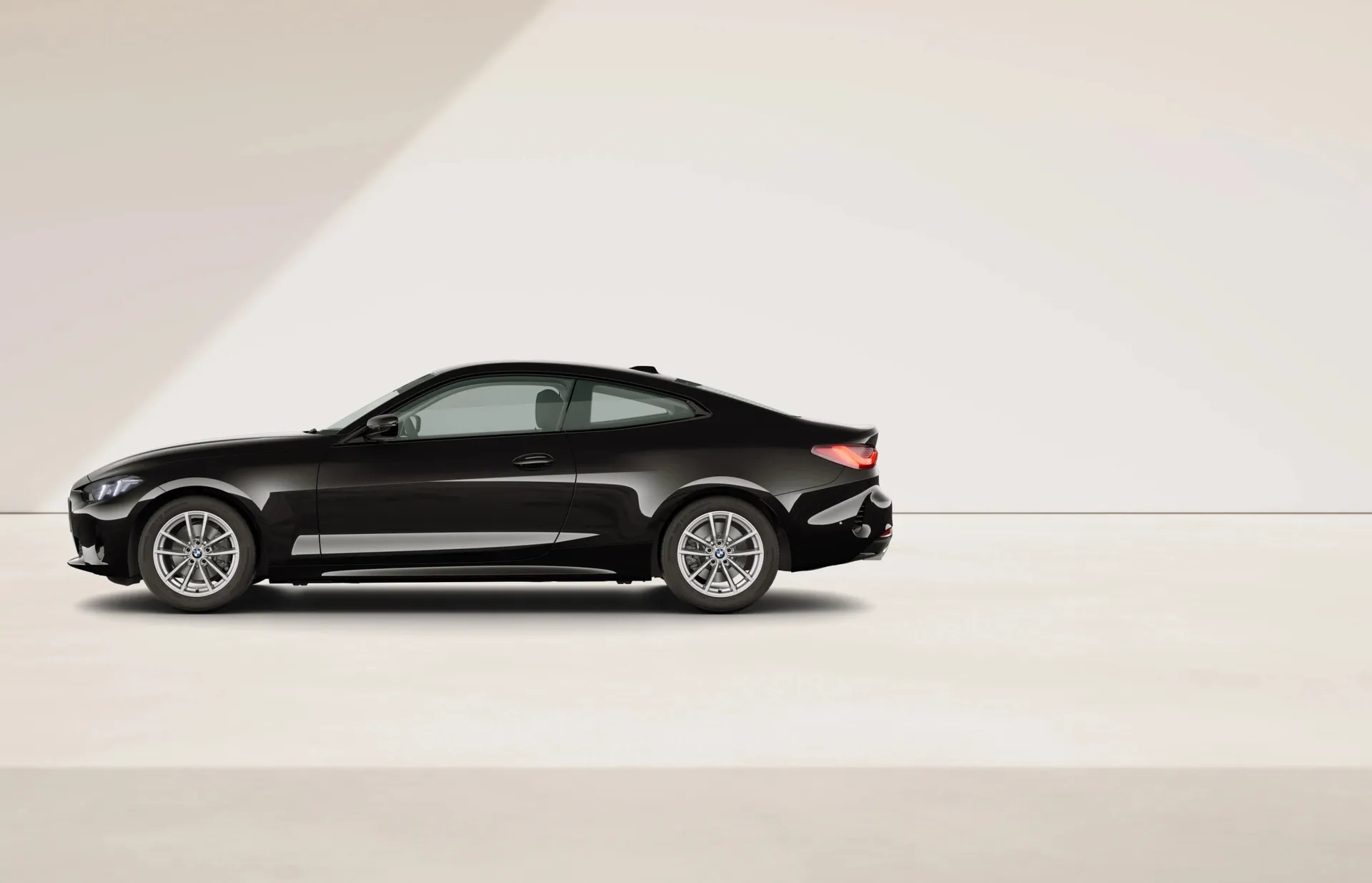 Řada 4 Coupé (G22), Sériové provedení, Nemetalický lak "Black", side