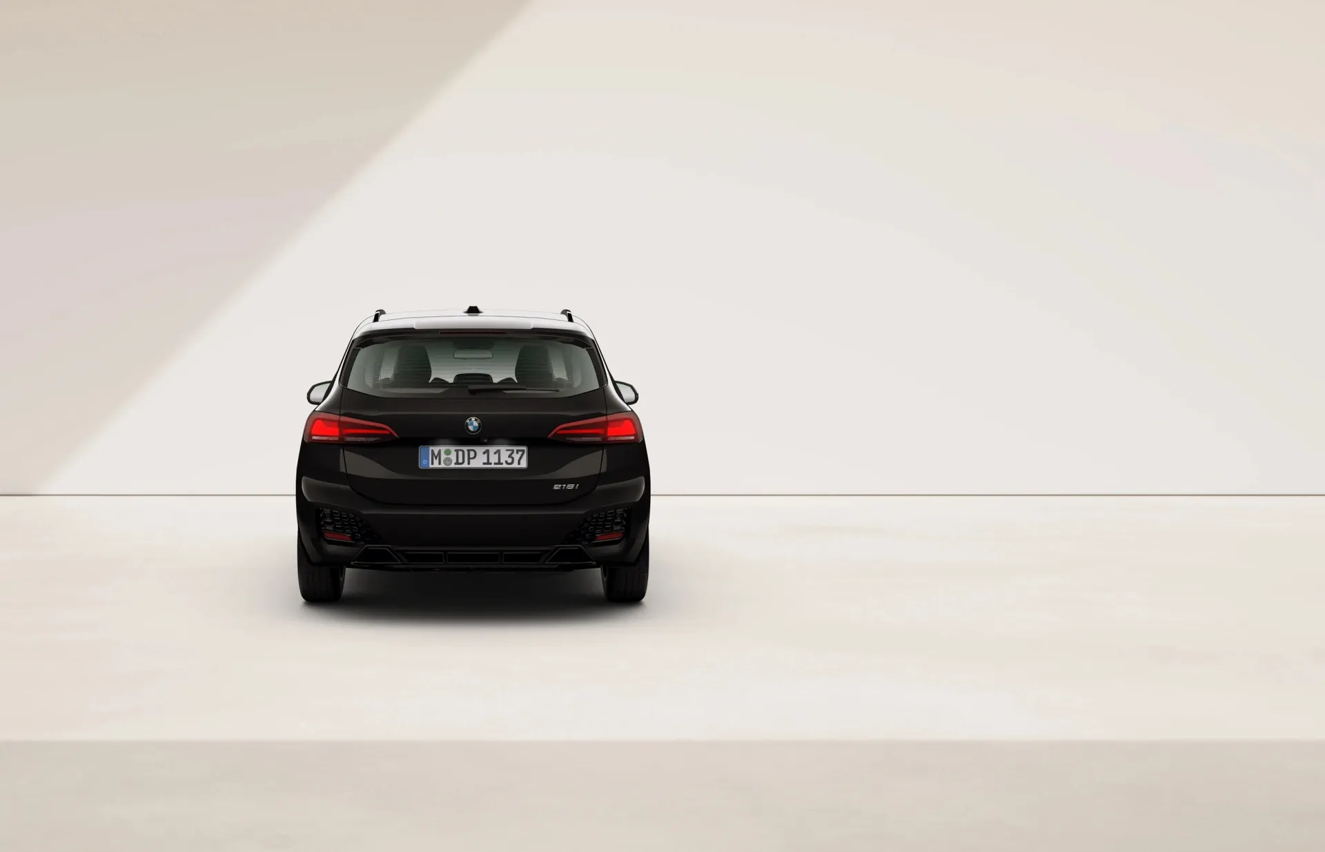 Řada 2 Active Tourer (U06), M sportovní paket, Metalický lak Black Sapphire, rear