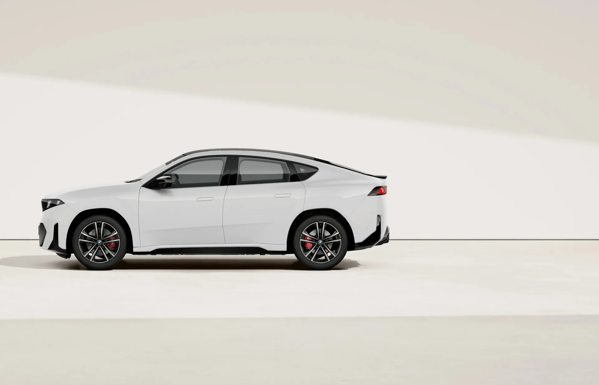 iX4 (NA7), M sportovní paket Pro, Nemetalický lak Alpine White, side
