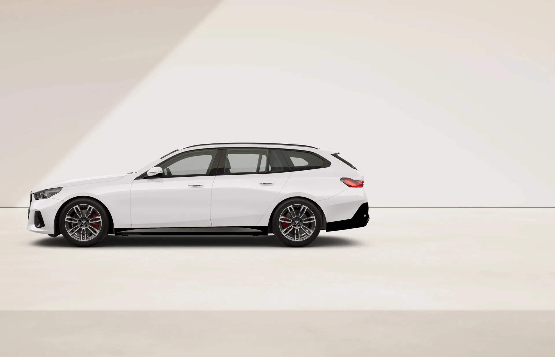 Řada 5 Touring (G61), M sportovní paket Pro, Nemetalický lak Alpine White, side