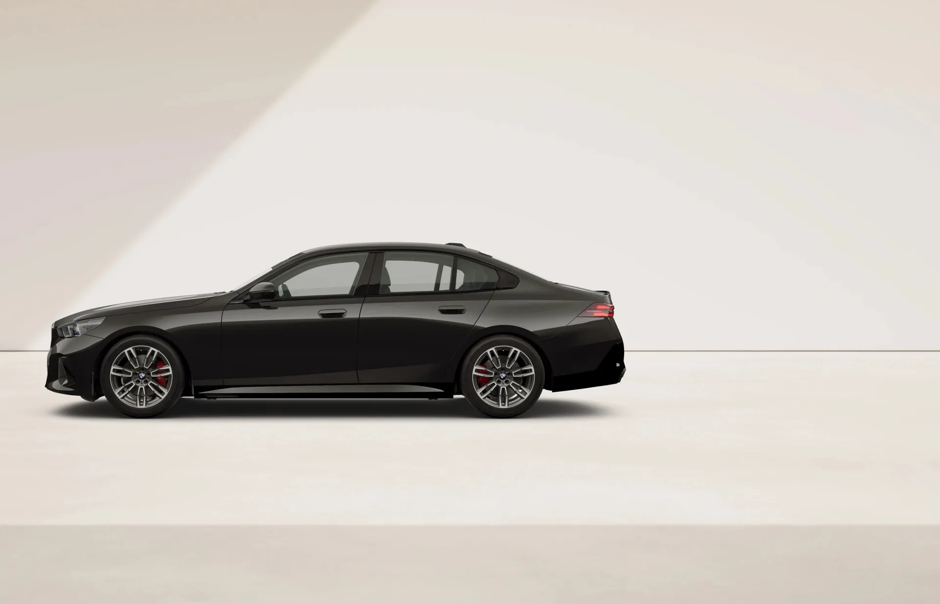 Řada 5 Sedan (G60), M sportovní paket Pro, Metalický lak Black Sapphire, side