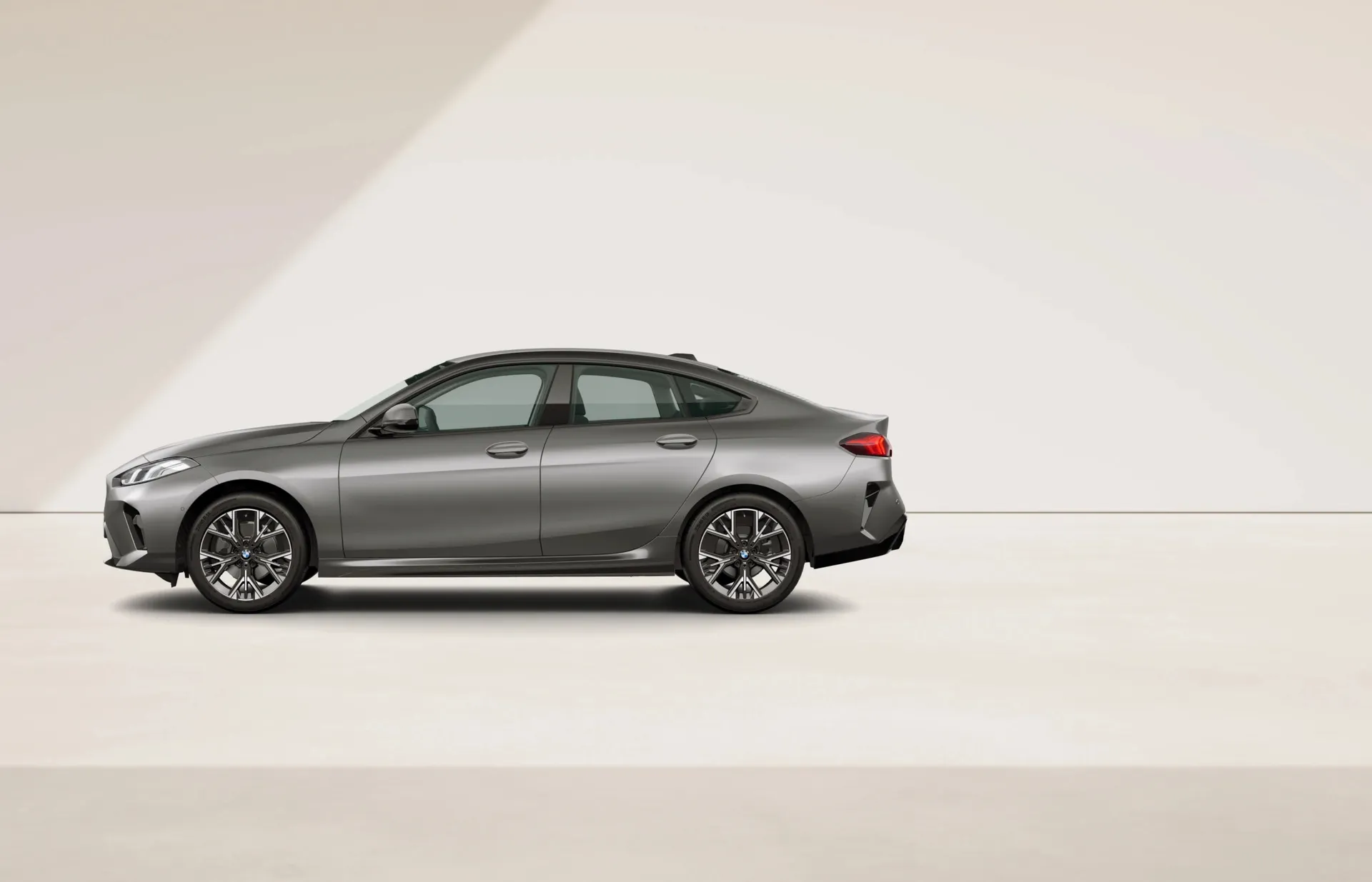 Řada 2 Gran Coupé (F74), M sportovní design, BMW Individual metalický lak Frozen Pure Grey, side