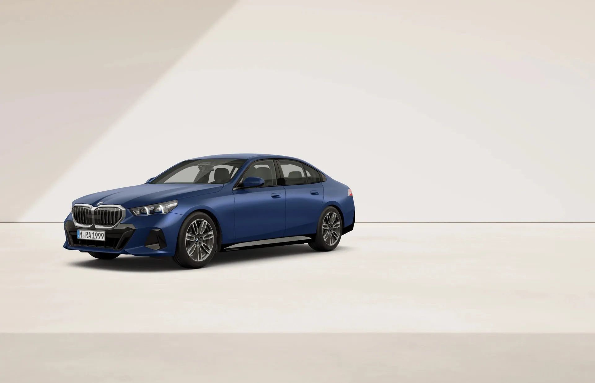 Řada 5 Sedan (G60), M sportovní paket, BMW Individual metalický lak Frozen Portimao Blue, front