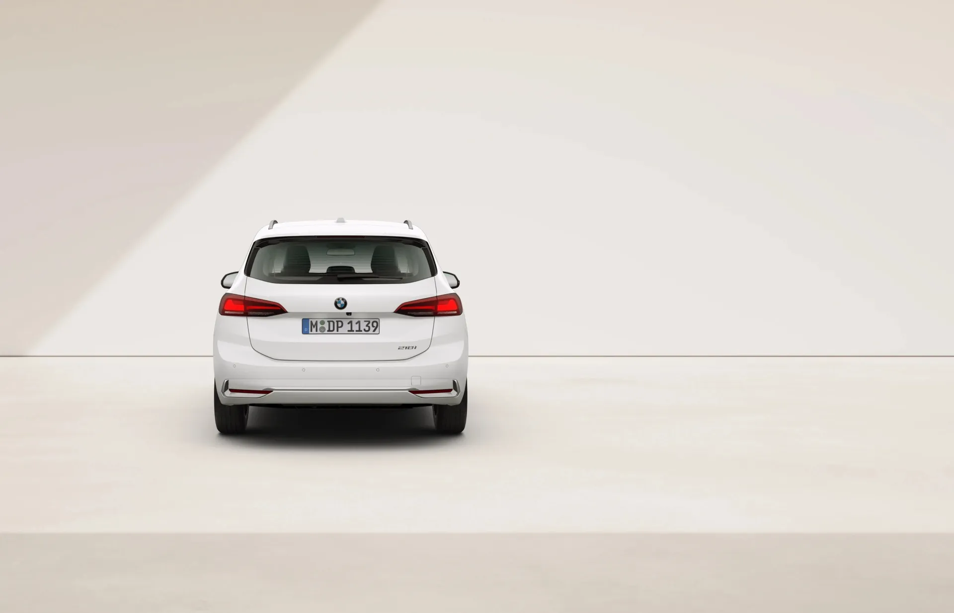 Řada 2 Active Tourer (U06), Luxury Line, Metalický lak Mineral White, rear