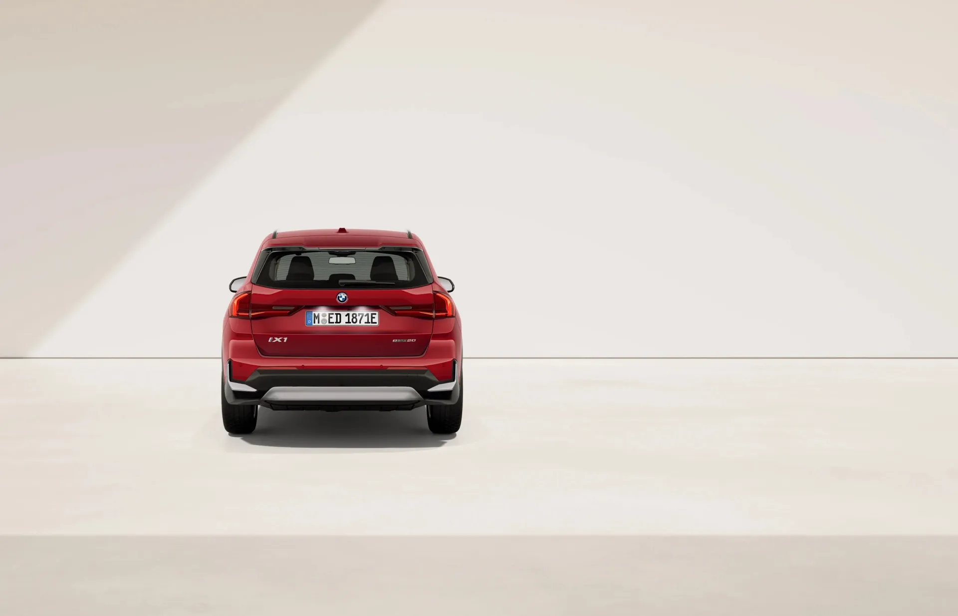 iX1 (U11), Sériové provedení, Metalický lak Fire Red, rear