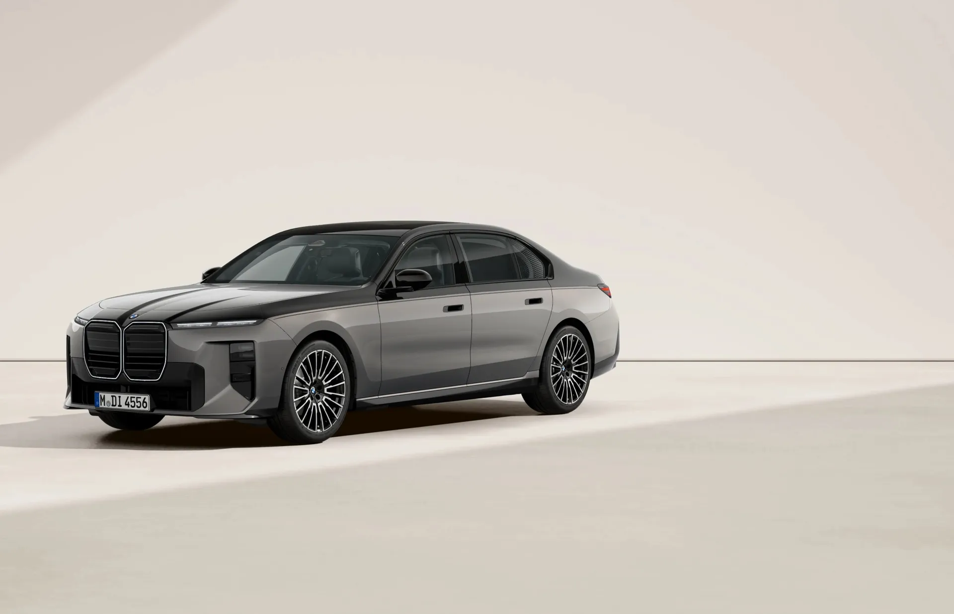 Řada 7 Sedan (G70), M sportovní paket Pro včetně BMW Individual Premiere Collection, BMW Individual dvoubarevný lak Oxide Grey II/Sapphire Black, front
