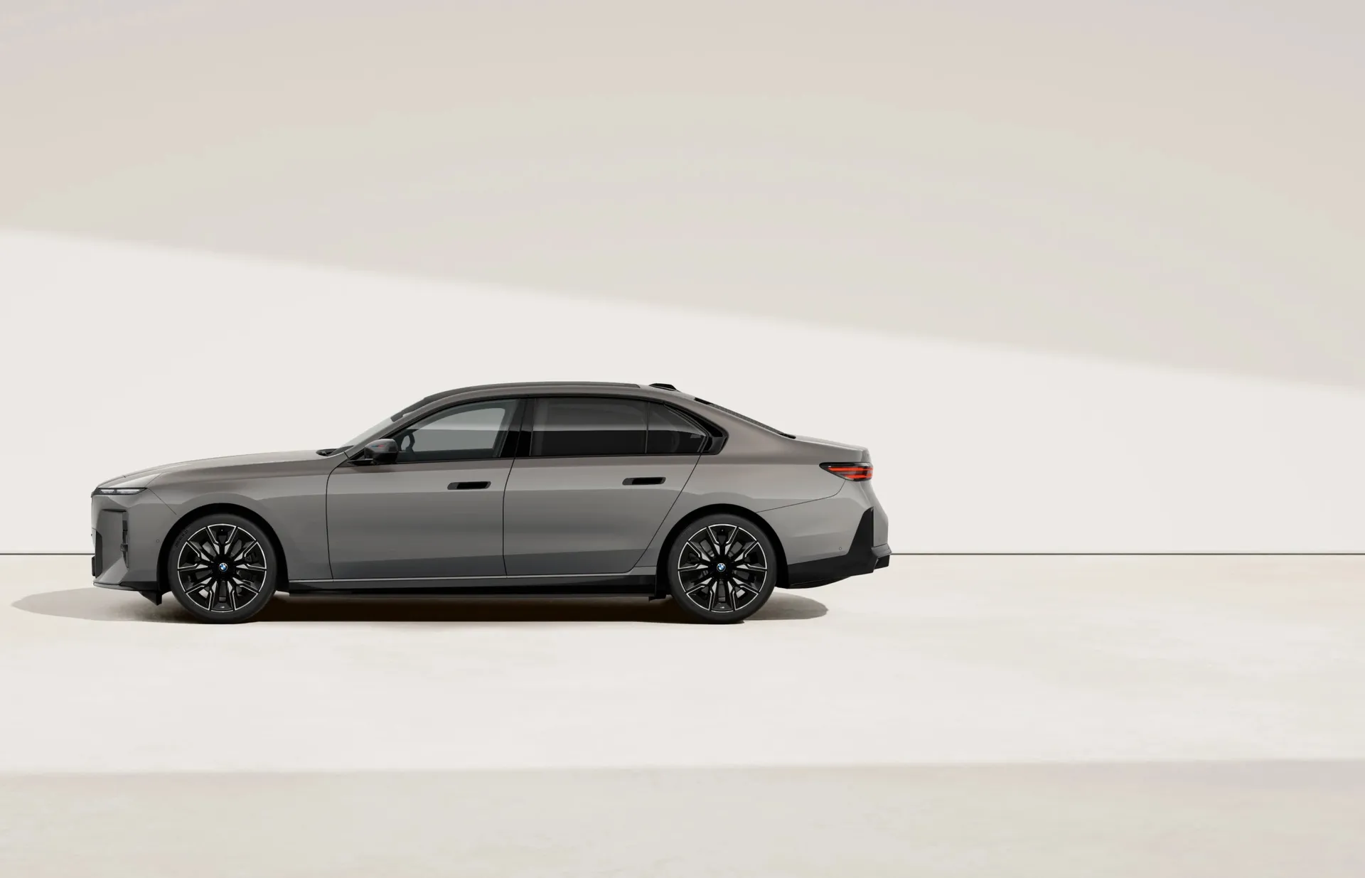 i7 Sedan (G70), M Modely, Metalický lak Oxide Grey, side