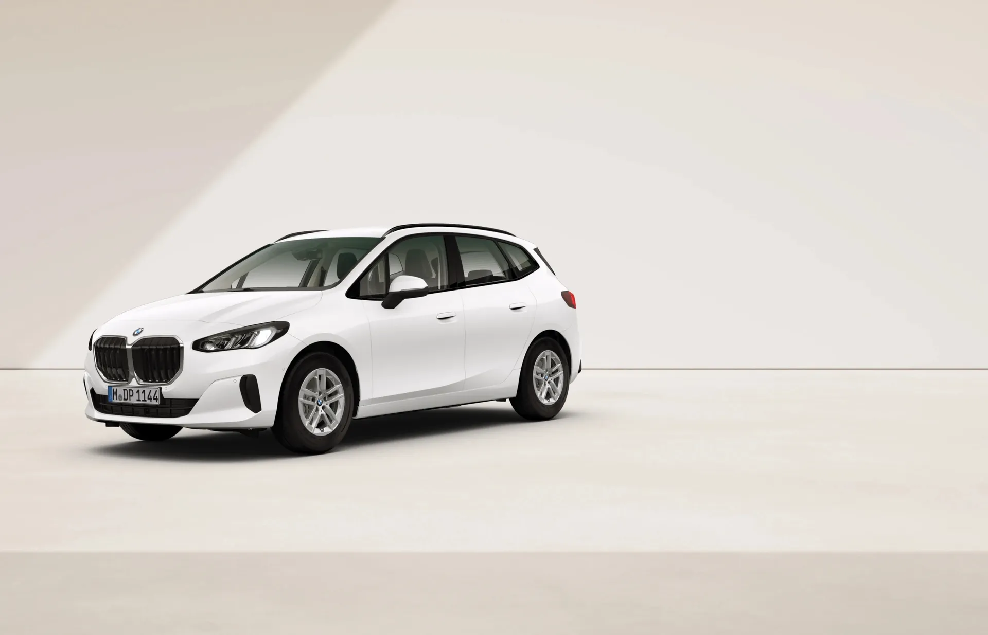 Řada 2 Active Tourer (U06), Sériové provedení, Metalický lak Mineral White, front