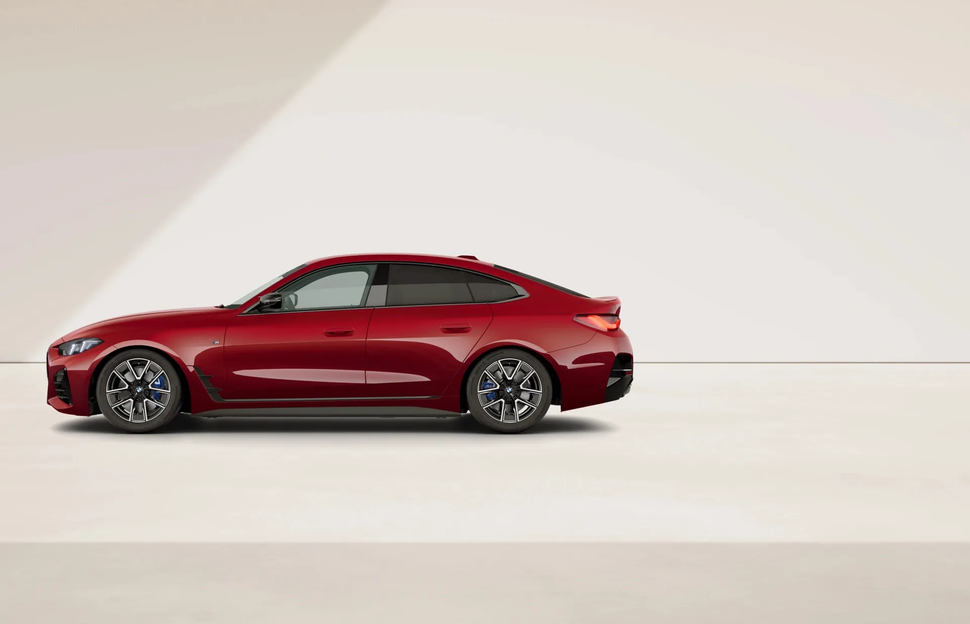 BMW Řada 4 Gran Coupe (facelift 2024) M Modely v barvě BMW Individual - lak na přání – pohled z boku