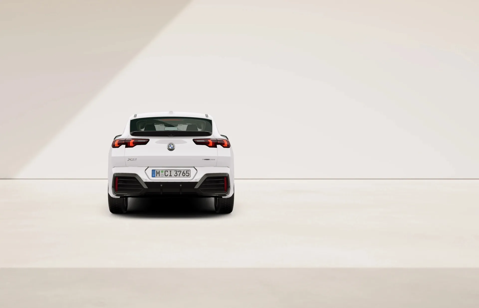 X2 (U10), M sportovní paket, Nemetalický lak Alpine White, rear