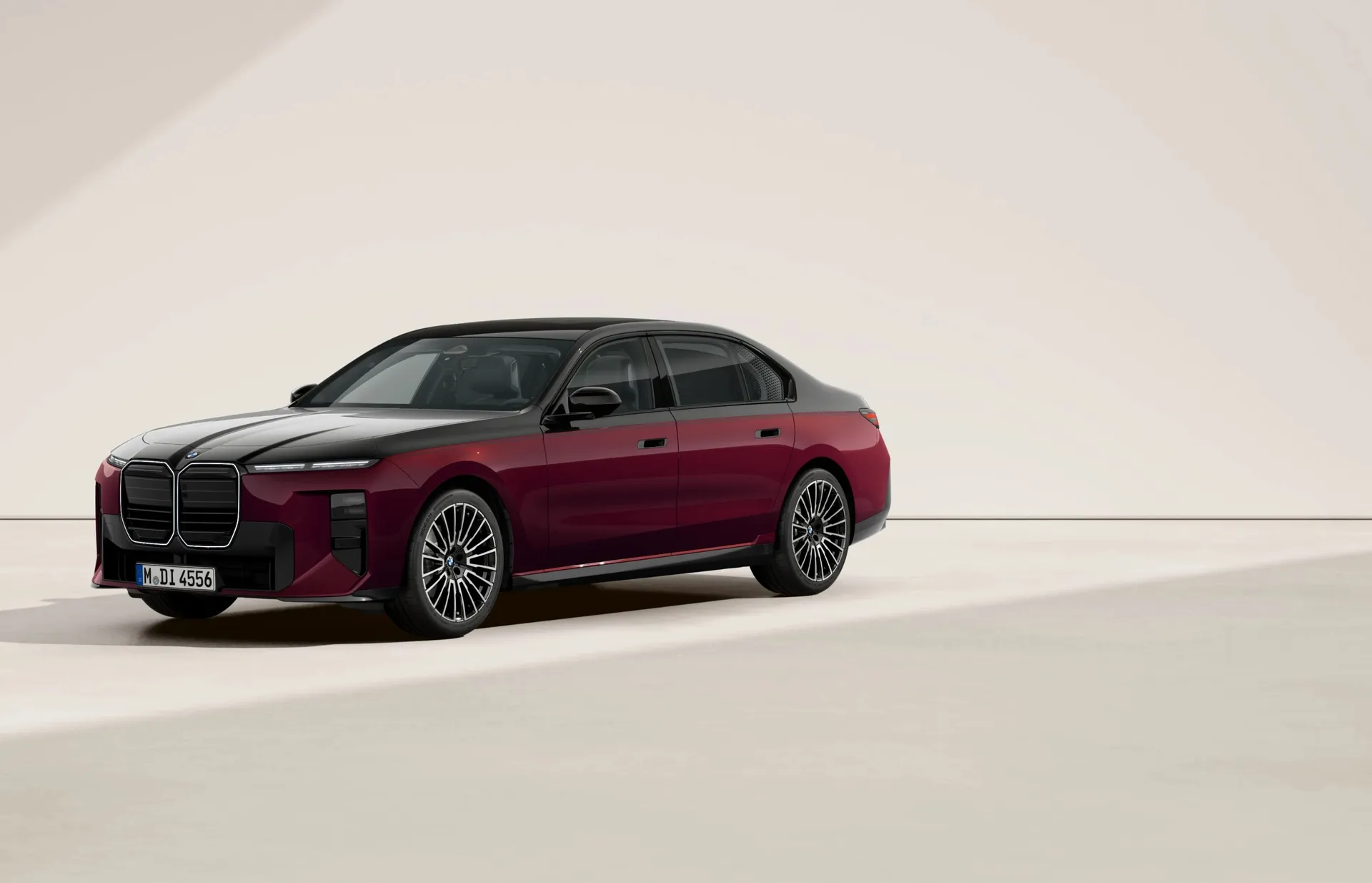 Řada 7 Sedan (G70), M sportovní paket Pro včetně BMW Individual Premiere Collection, BMW Individual dvoubarevný lak Aventurine Red III/Sapphire Black, front