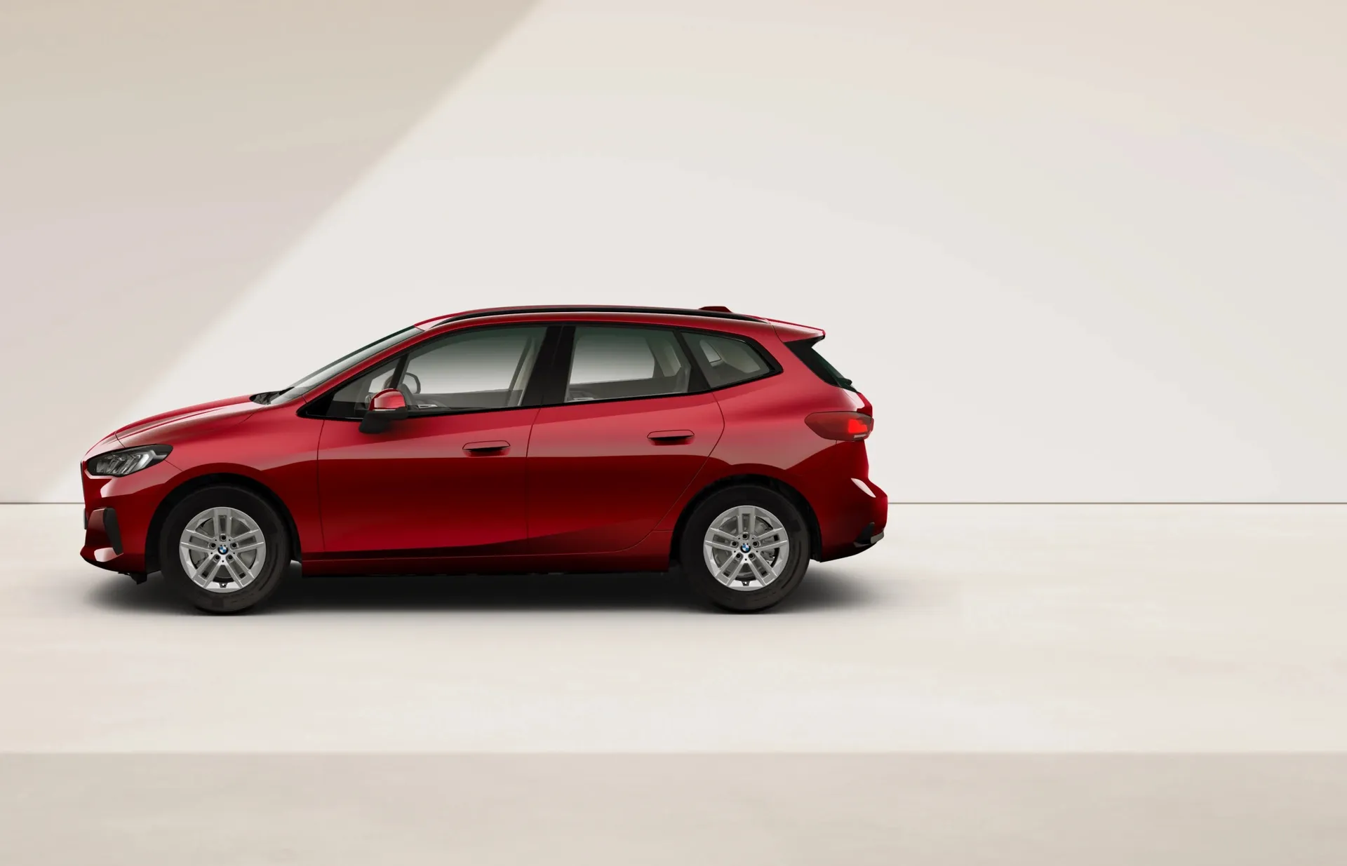 Řada 2 Active Tourer (U06), Sériové provedení, Metalický lak Fire Red, side