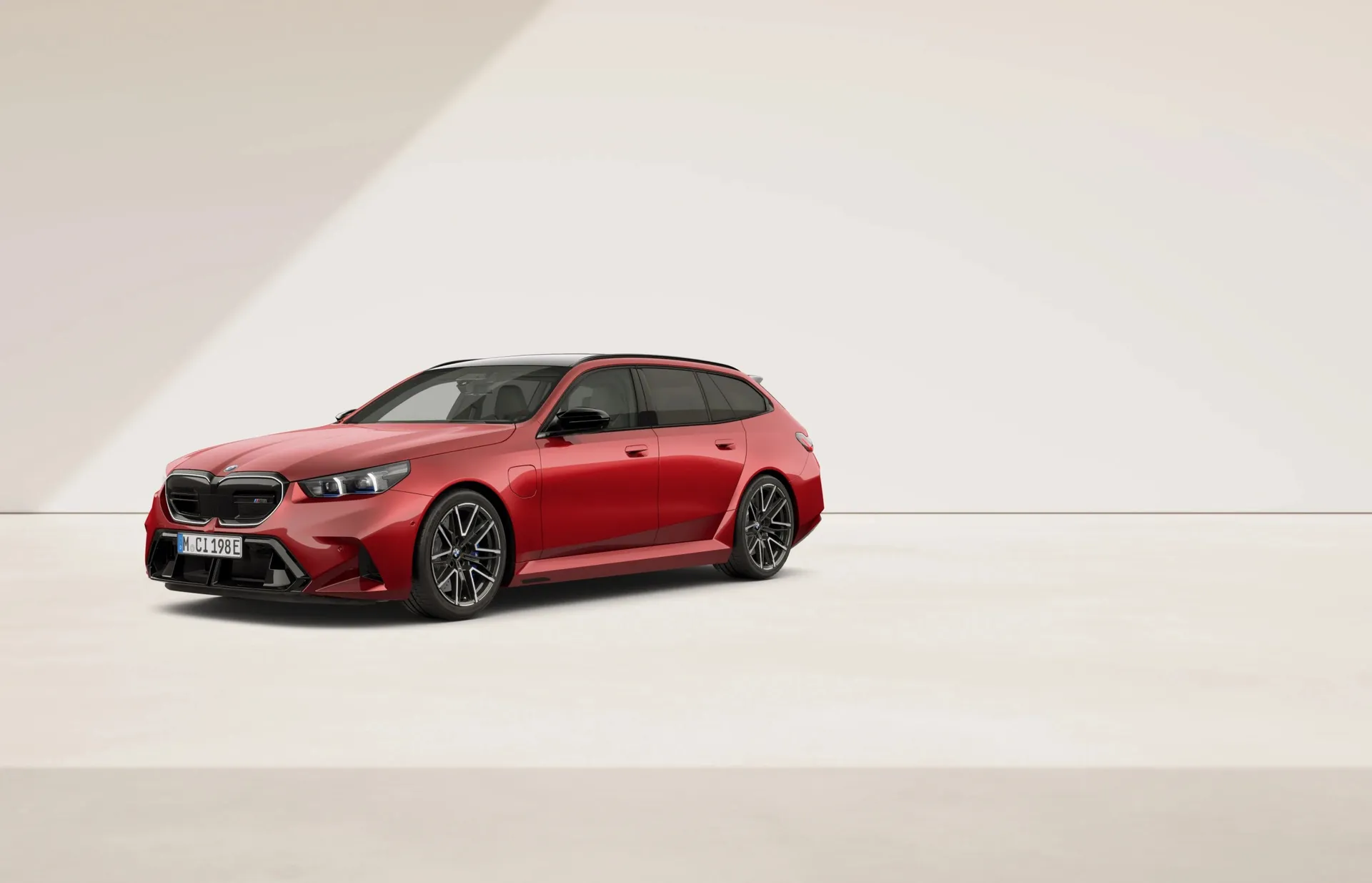 M5 Touring (G99), M Modely, Metalický lak Fire Red, front