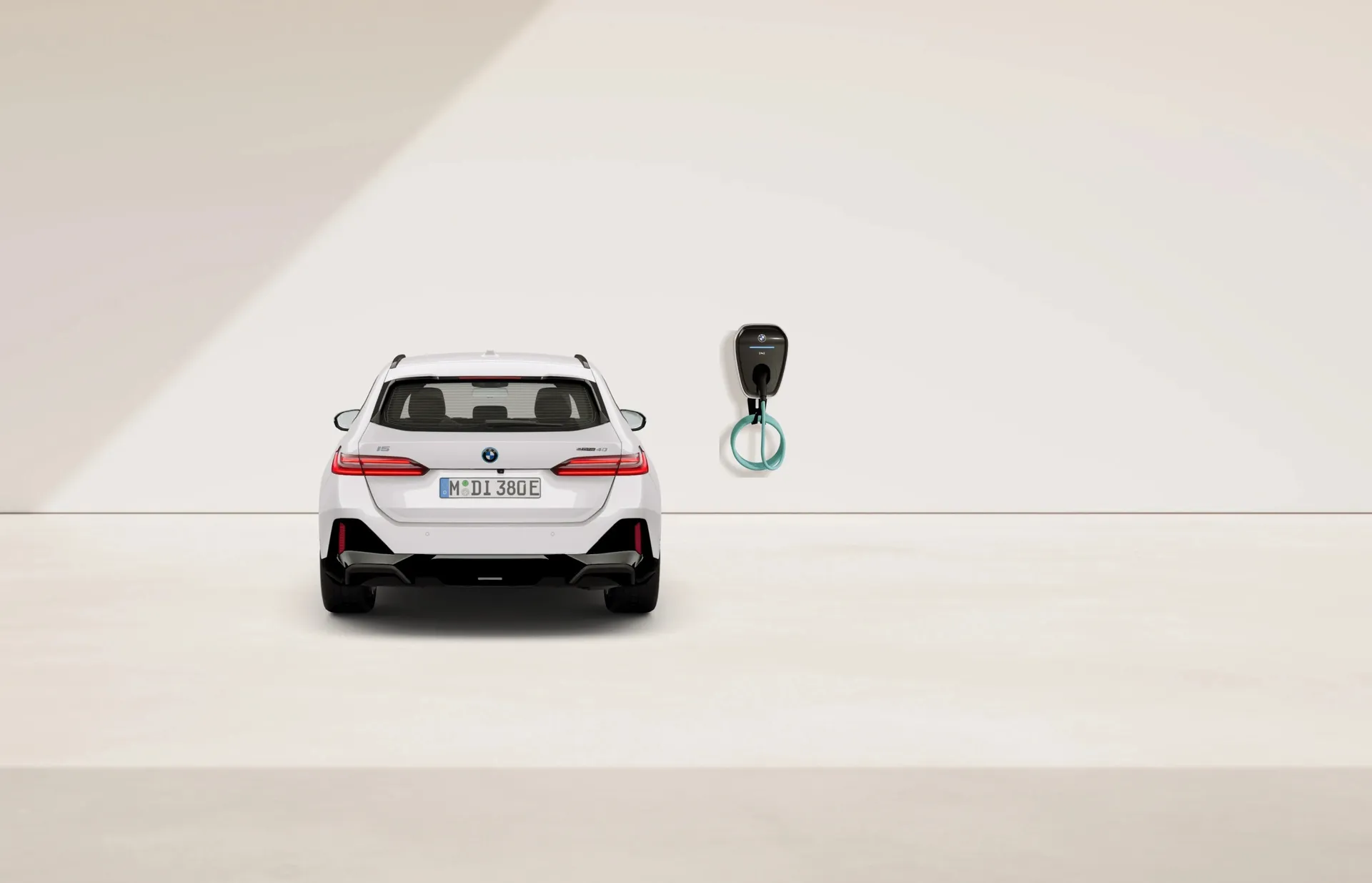 i5 Touring (G61), M sportovní paket Pro, Nemetalický lak Alpine White, rear