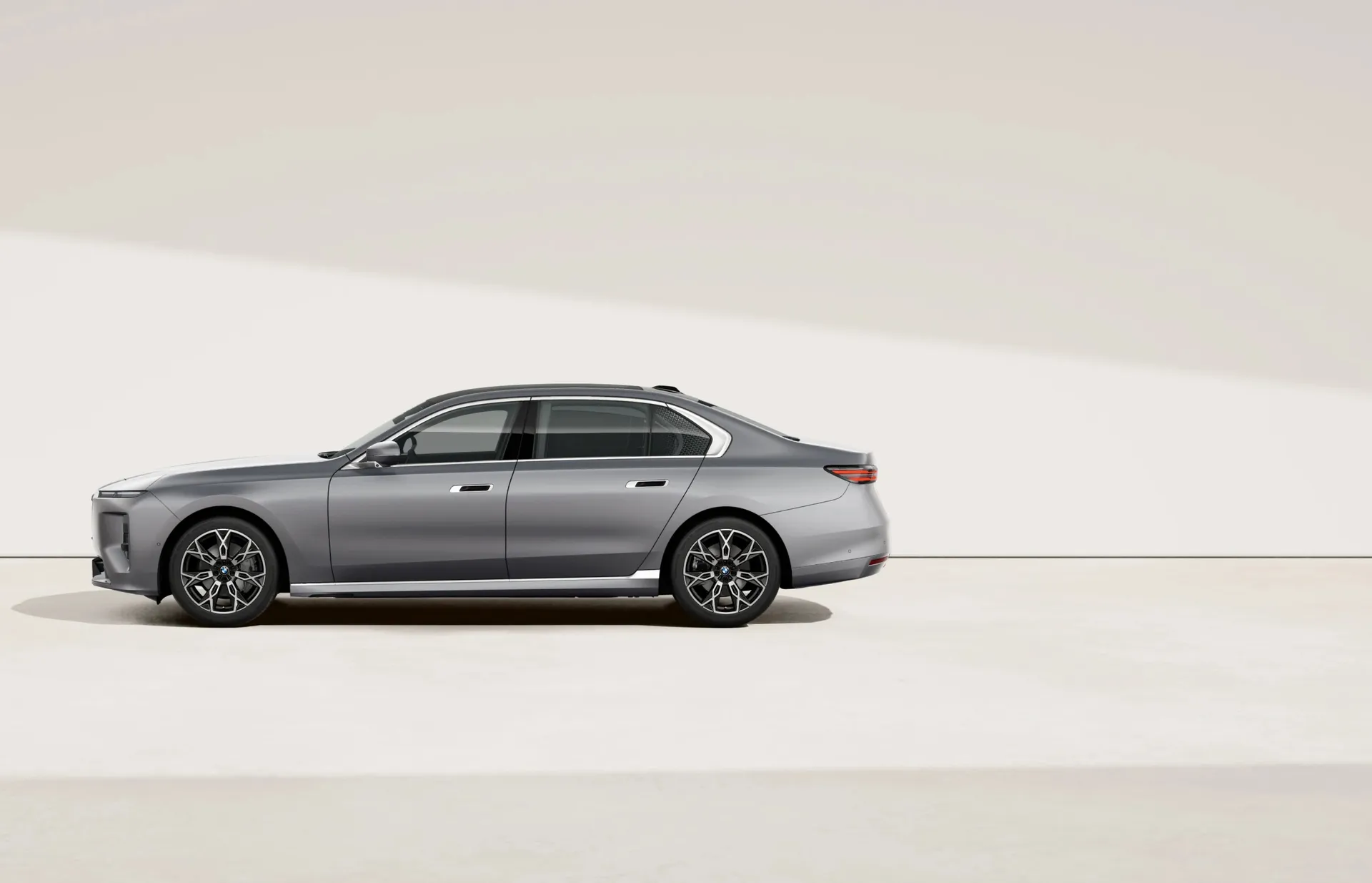 Řada 7 Sedan (G70), Sériové provedení, BMW Individual metalický lak Frozen Space Silver, side
