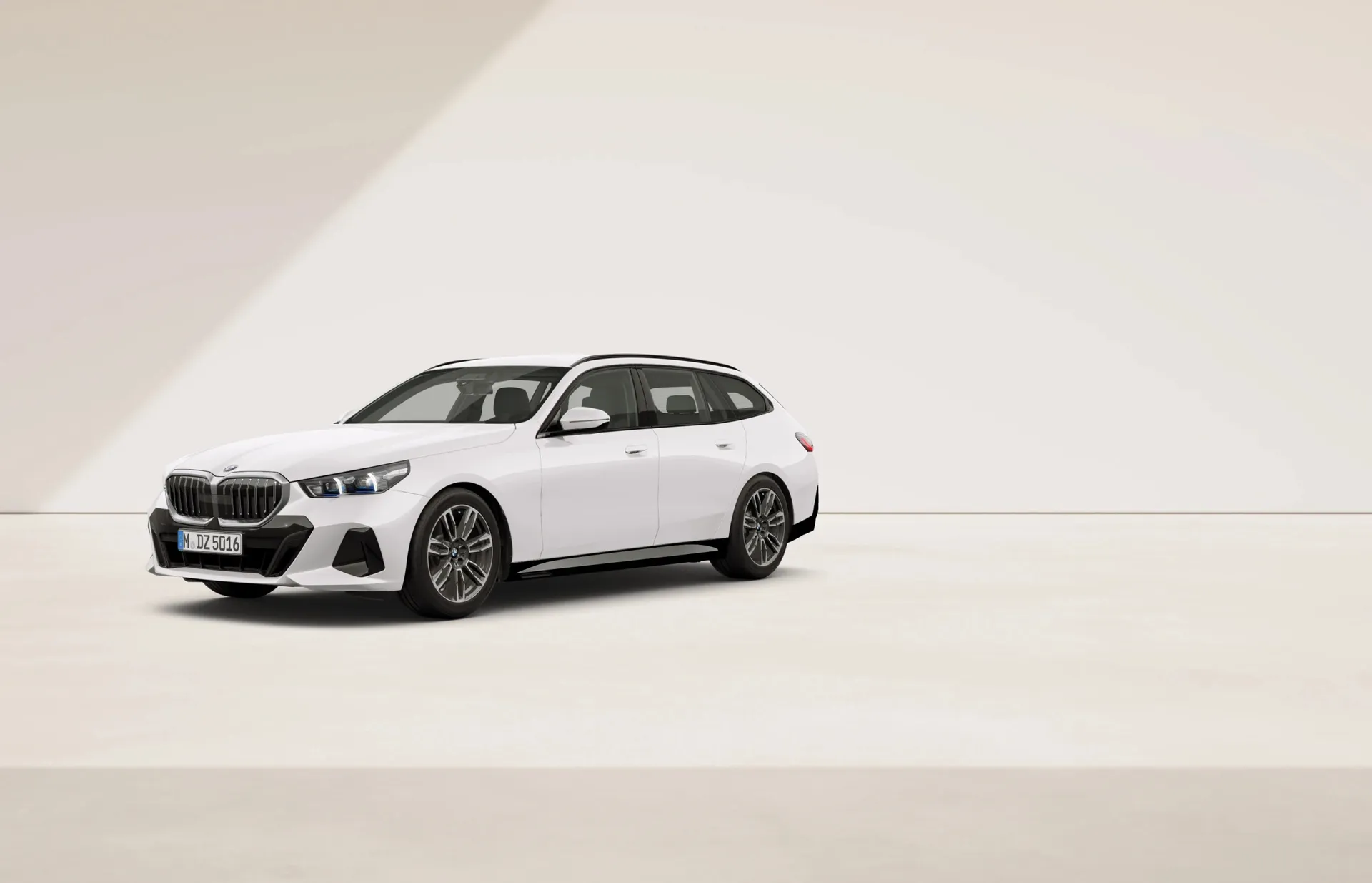 Řada 5 Touring (G61), M sportovní paket, Nemetalický lak Alpine White, front