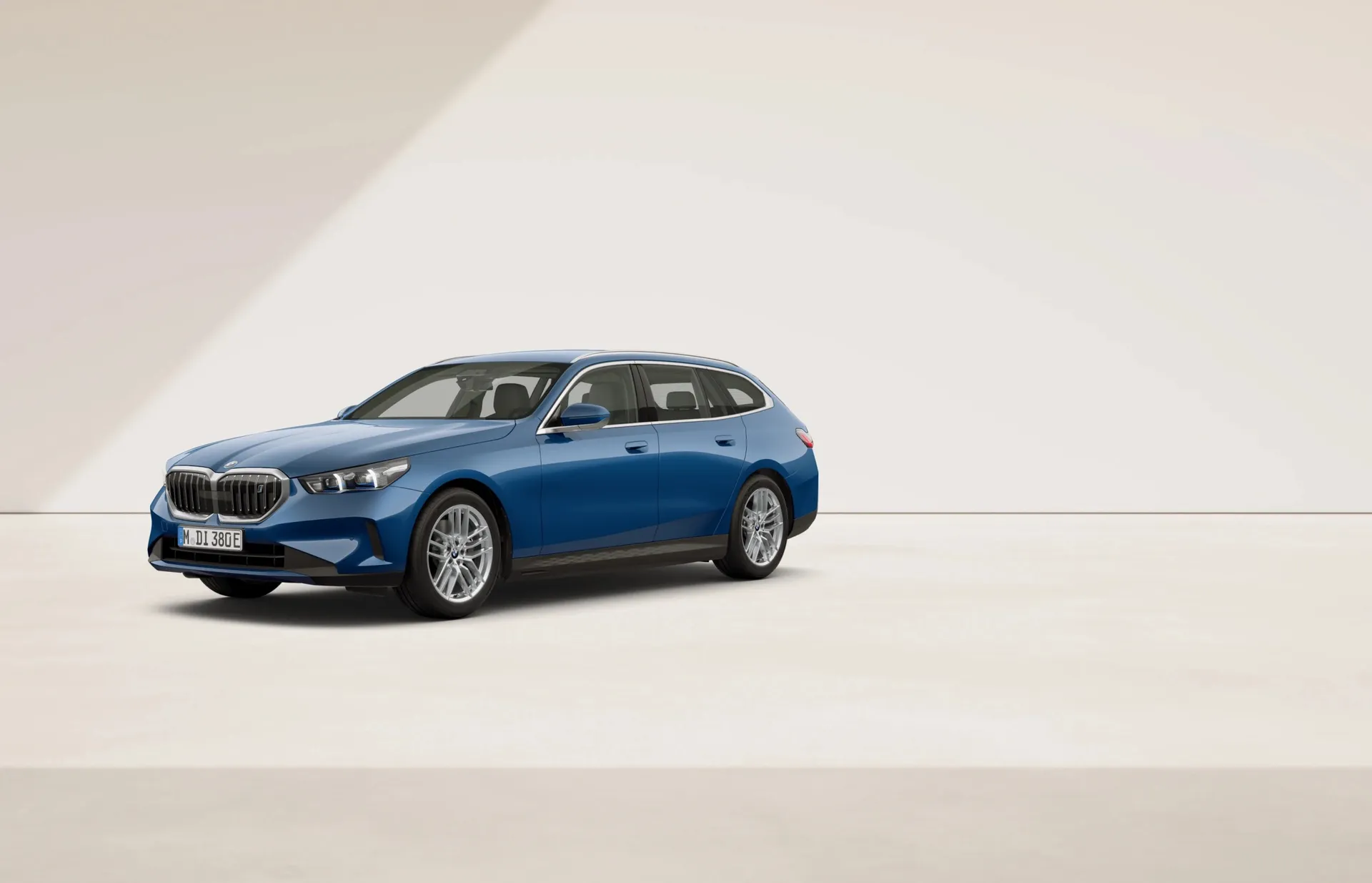 i5 Touring (G61), Sériové provedení, Metalický lak Phytonic Blue, front