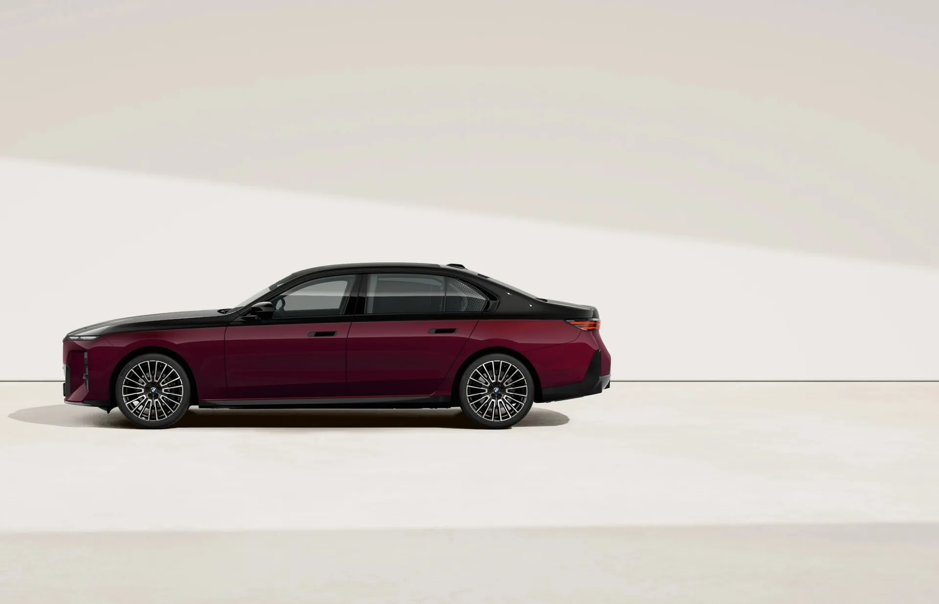 Řada 7 Sedan (G70), M sportovní paket Pro včetně BMW Individual Premiere Collection, BMW Individual dvoubarevný lak Aventurine Red III/Sapphire Black, side