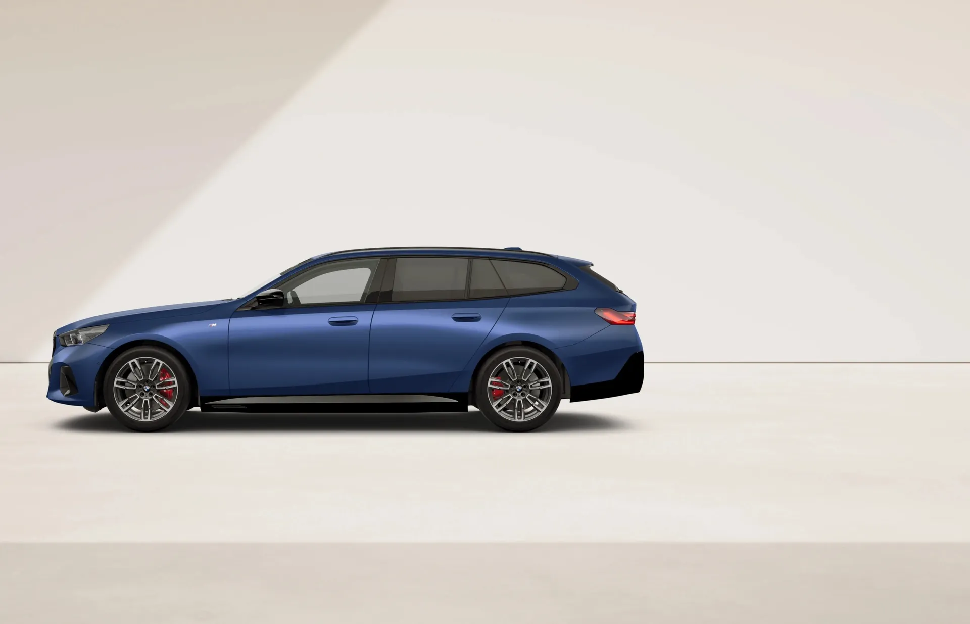 i5 Touring (G61), M Modely, BMW Individual metalický lak Frozen Portimao Blue, side