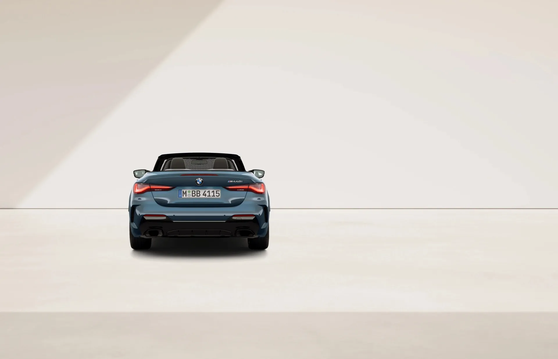 BMW Řada 4 convertible (facelift 2024) M Modely v barvě BMW Individual - lak na přání – pohled zezadu