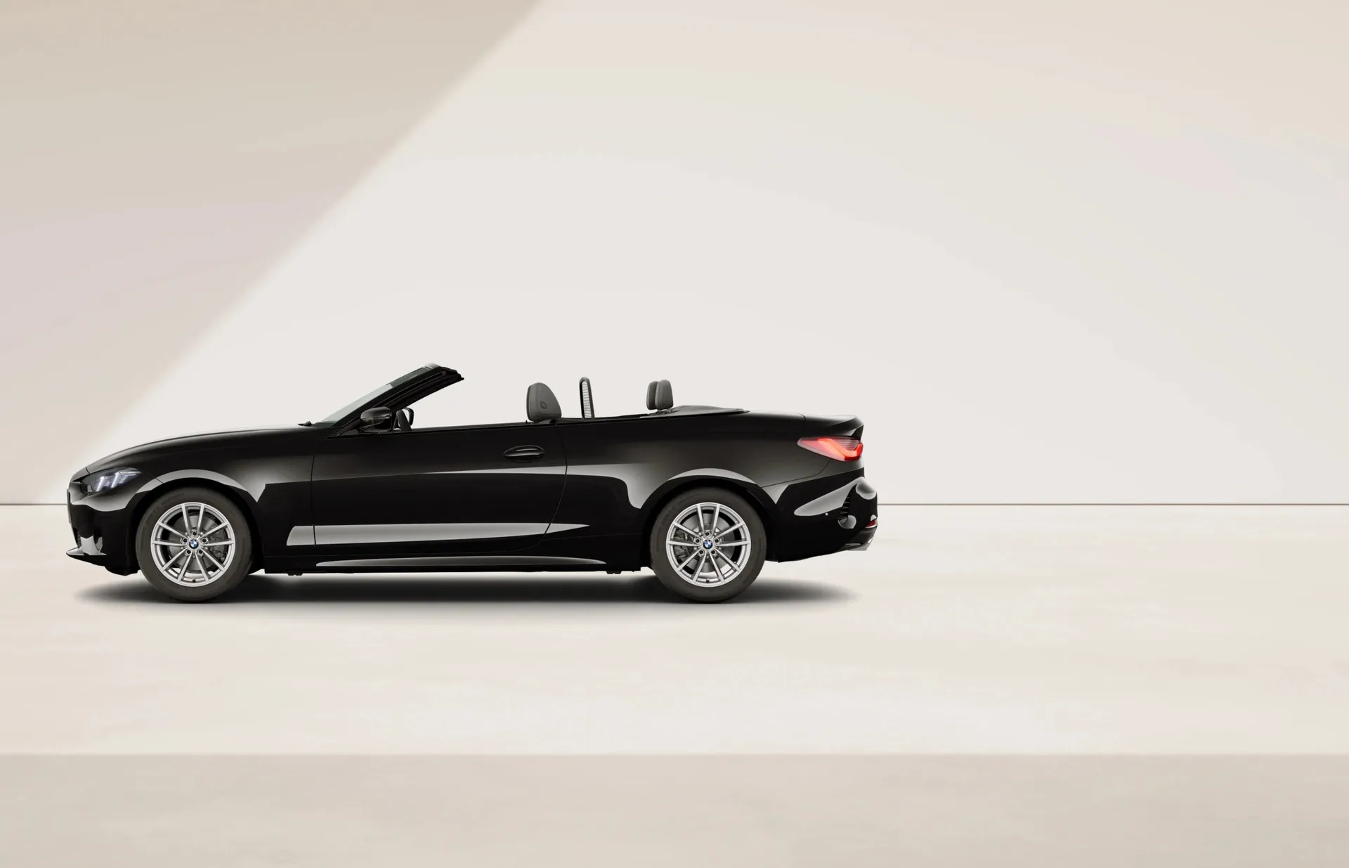 Řada 4 Cabrio (G23), Sériové provedení, Nemetalický lak "Black", side