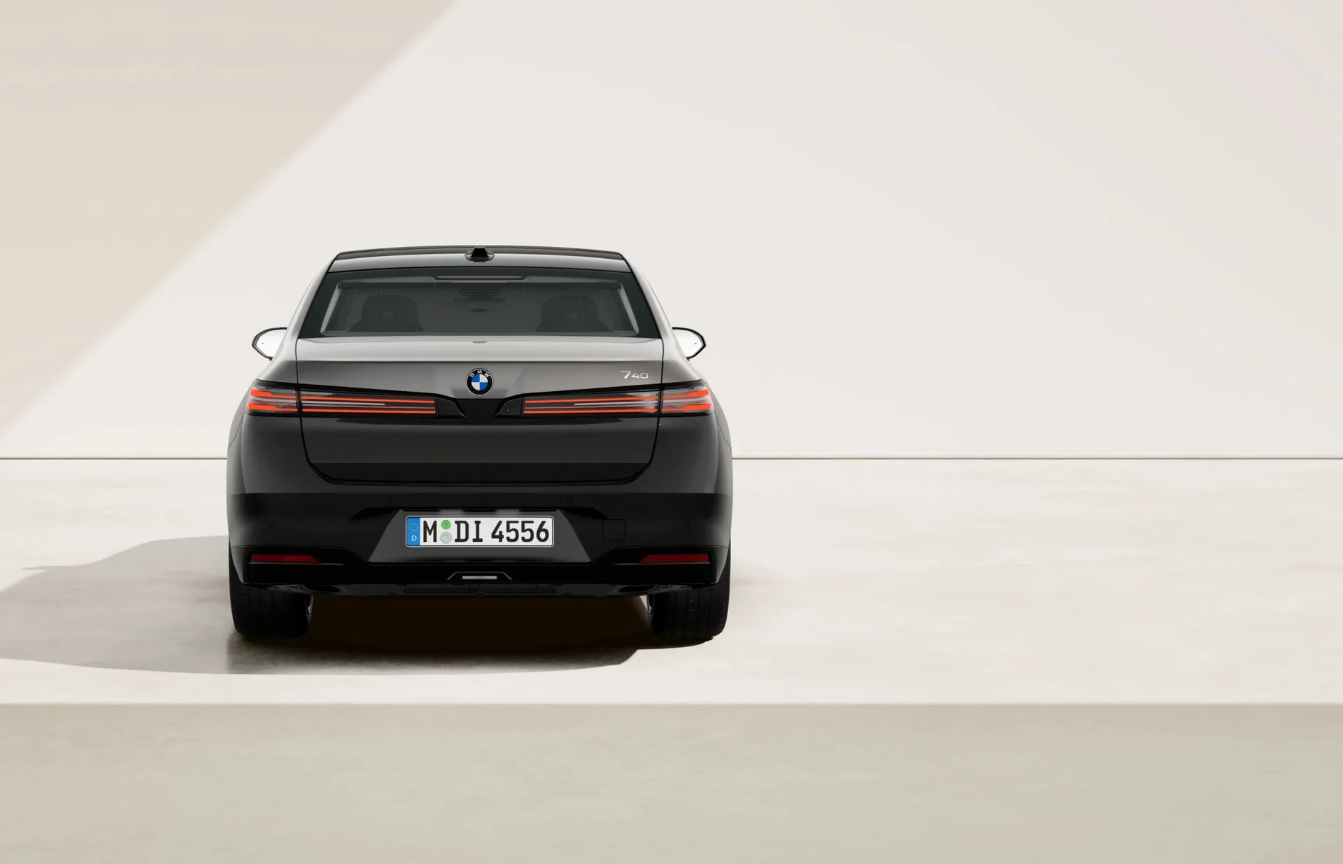 Řada 7 Sedan (G70), Sériové provedení, BMW Individual dvoubarevný lak Sapphire Black/Oxide Grey II, rear