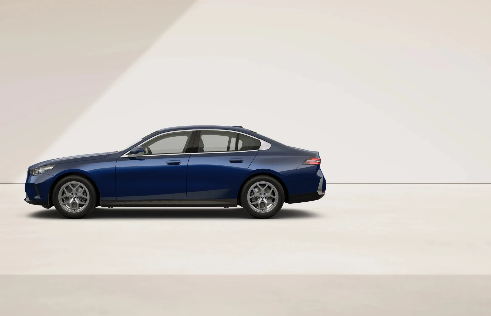 Řada 5 Sedan (G60), Sériové provedení, BMW Individual metalický lak Tanzanite Blue, side