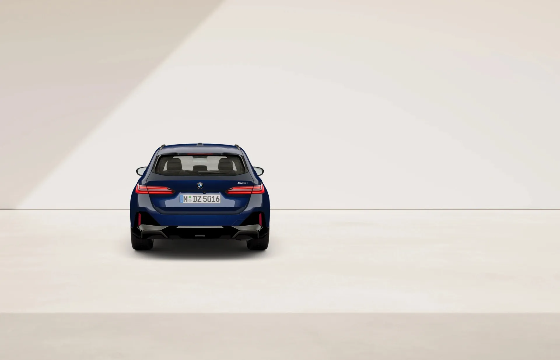 Řada 5 Touring (G61), M sportovní paket Pro, BMW Individual metalický lak Tanzanite Blue, rear