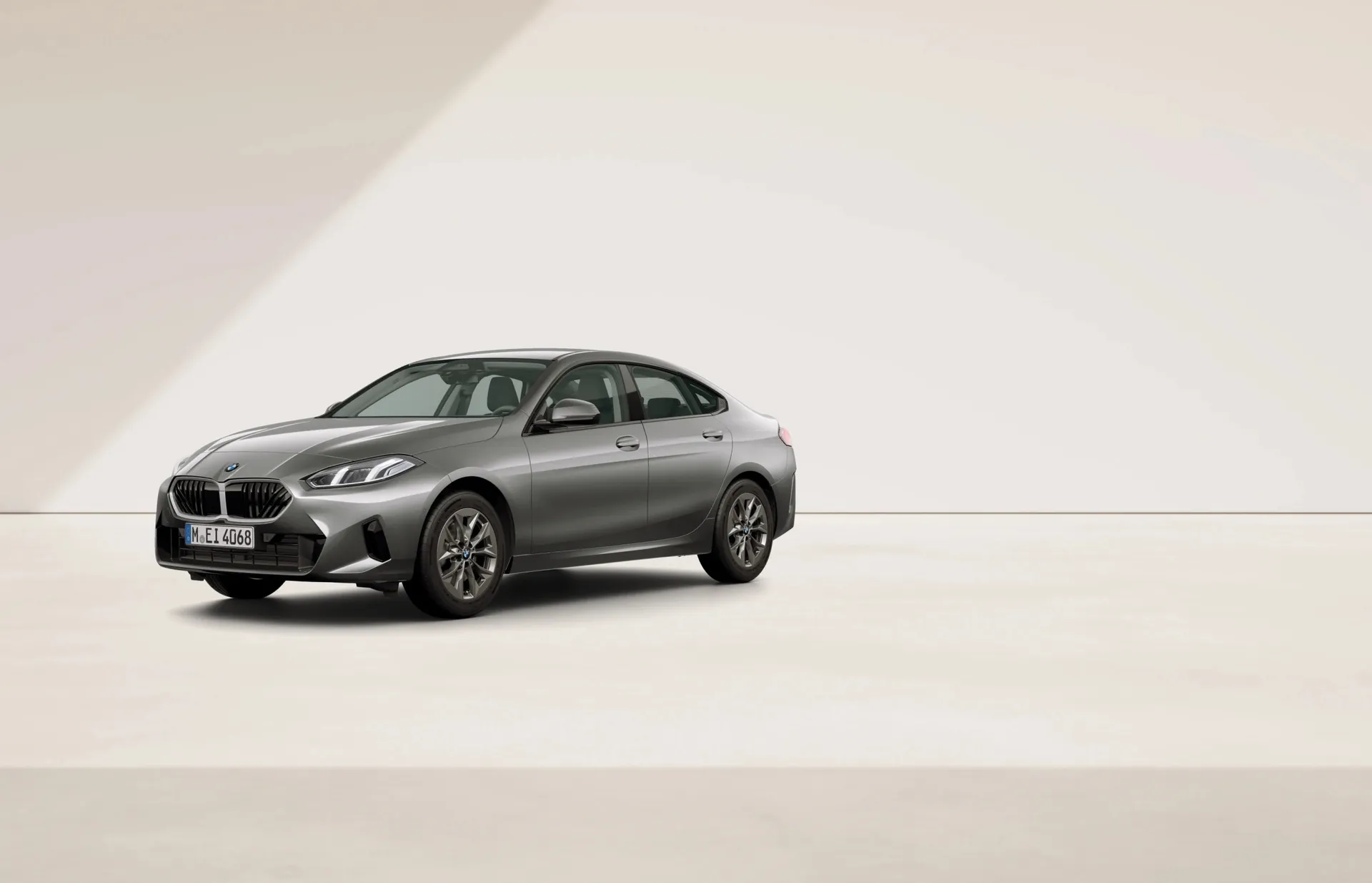 Řada 2 Gran Coupé (F74), Sériové provedení, Metalický lak Skyscraper Grey, front