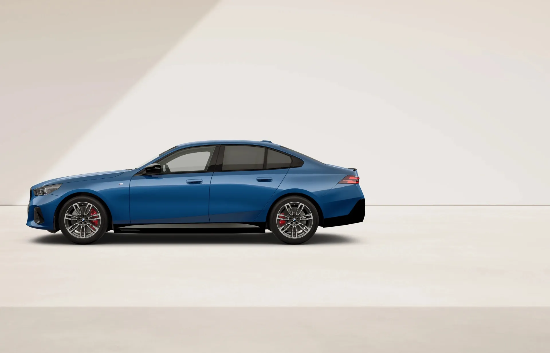 i5 Sedan (G60), M Modely, Metalický lak Phytonic Blue, side