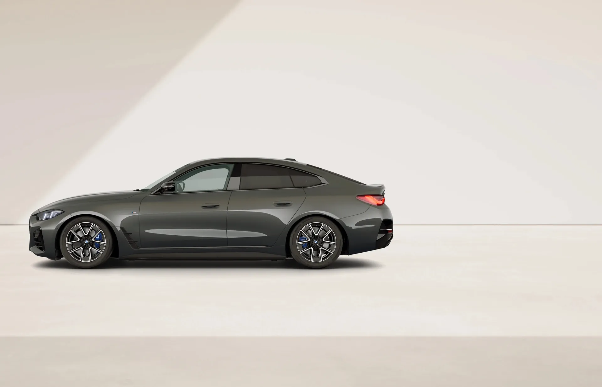 i4 Gran Coupé (G26), M Modely, BMW Individual metalický lak Dravit Grey, side