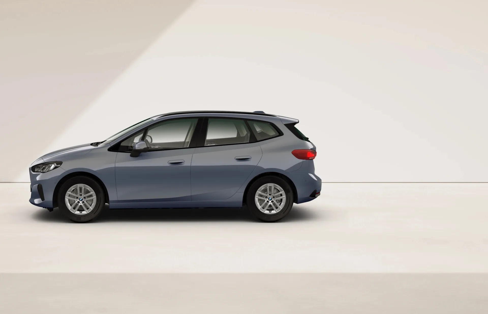 Řada 2 Active Tourer (U06), Sériové provedení, Metalický lak Sparkling Copper Grey, side