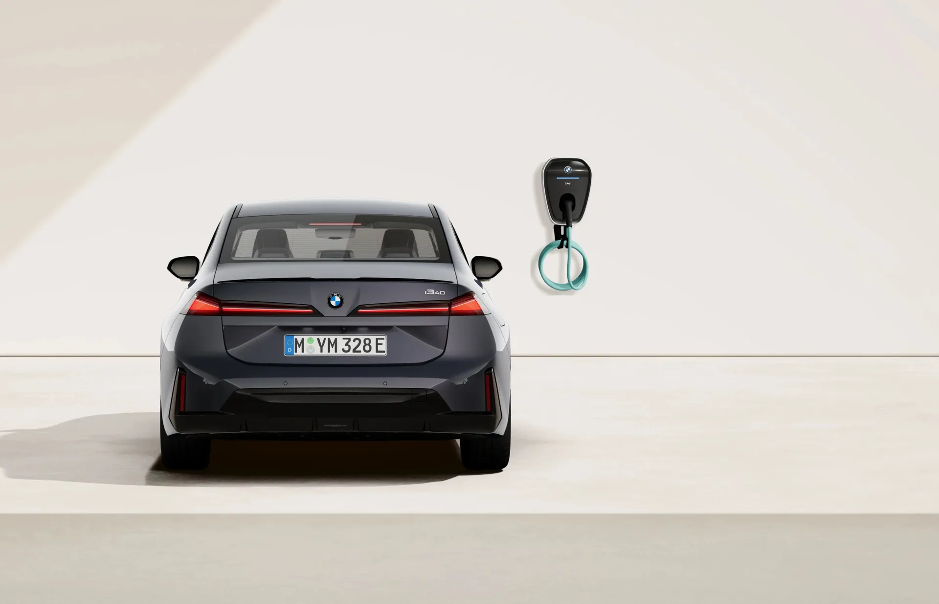 i3 Sedan (NA0), M sportovní paket Pro, Metalický lak Polarised Grey, rear