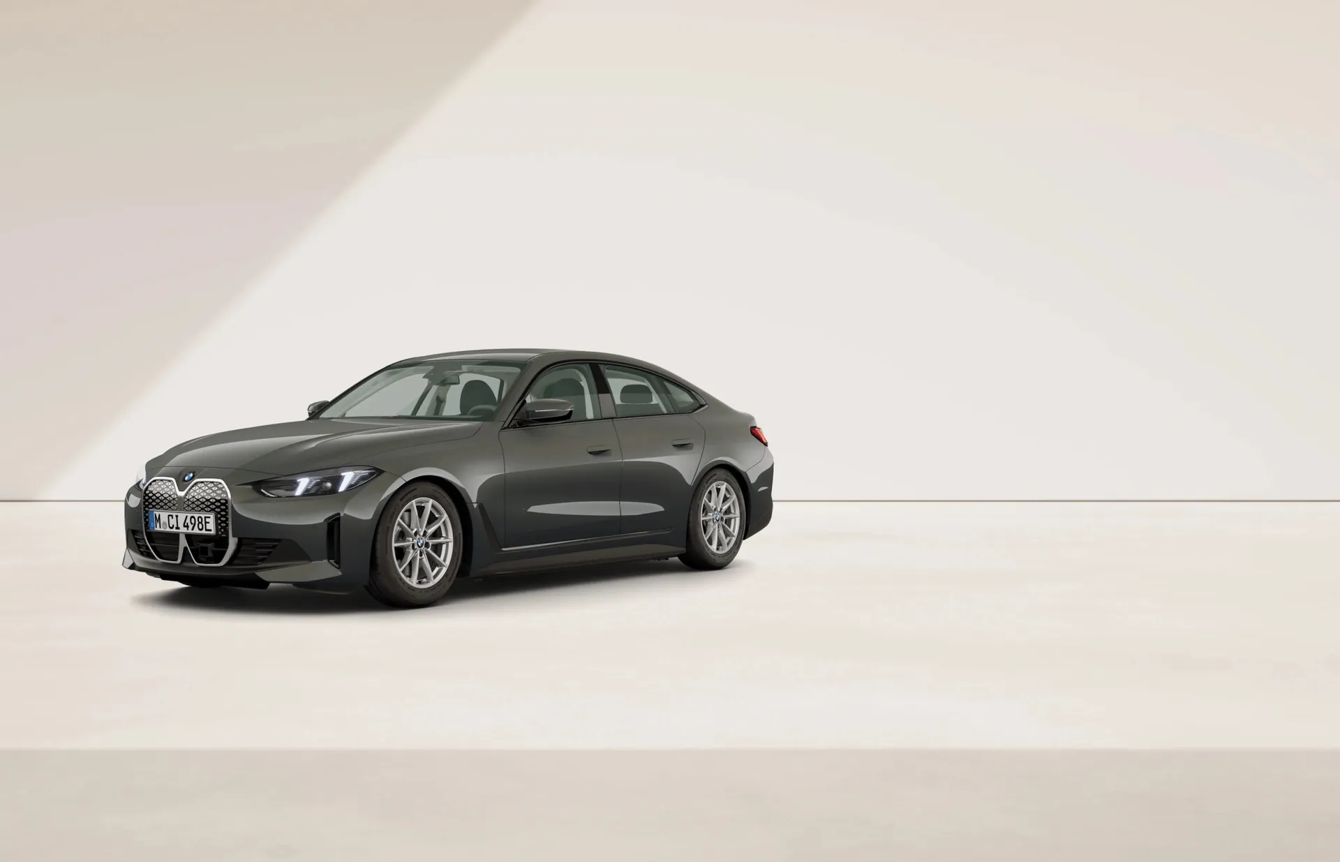 i4 Gran Coupé (G26), Sériové provedení, BMW Individual metalický lak Dravit Grey, front