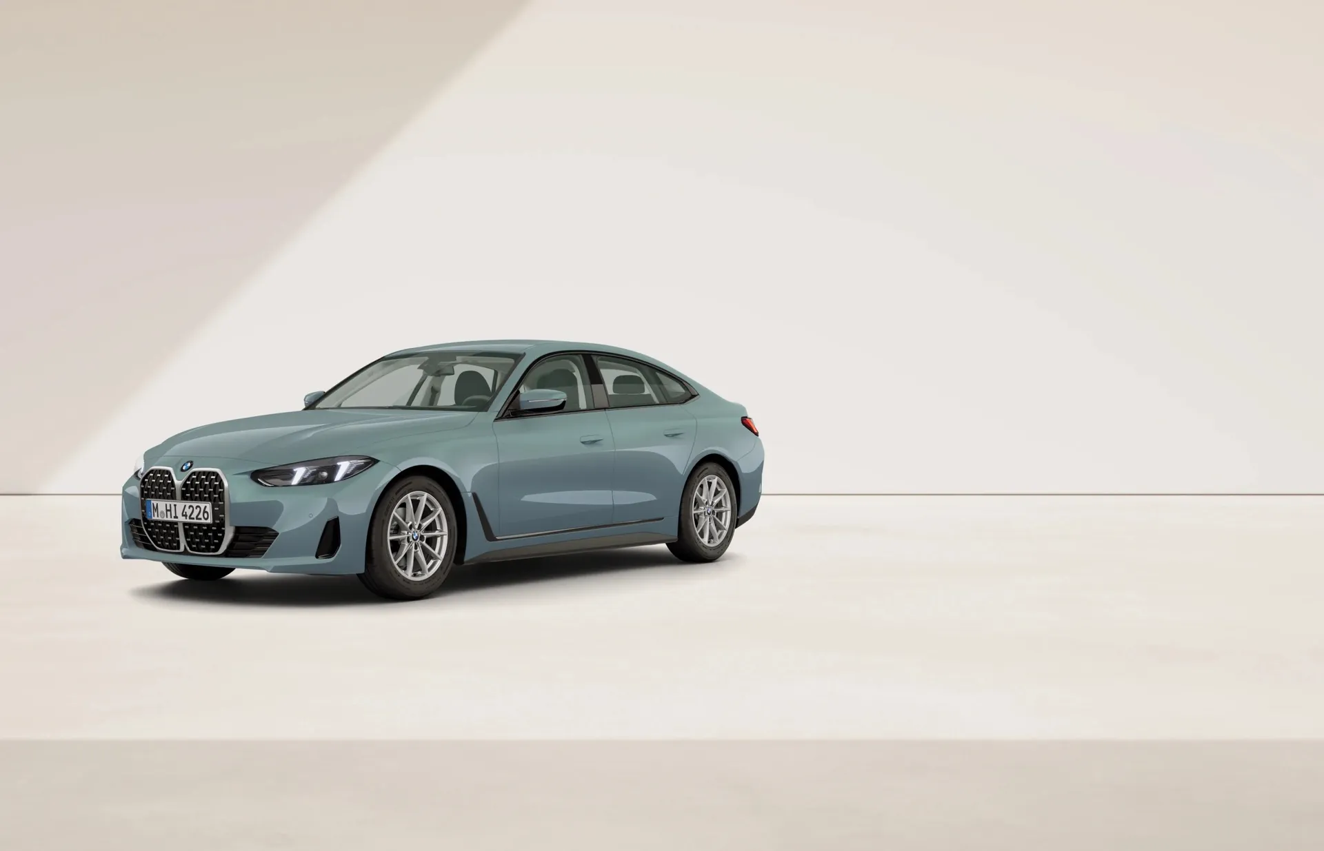Řada 4 Gran Coupé (G26), Sériové provedení, Metalický lak Cape York Green, front