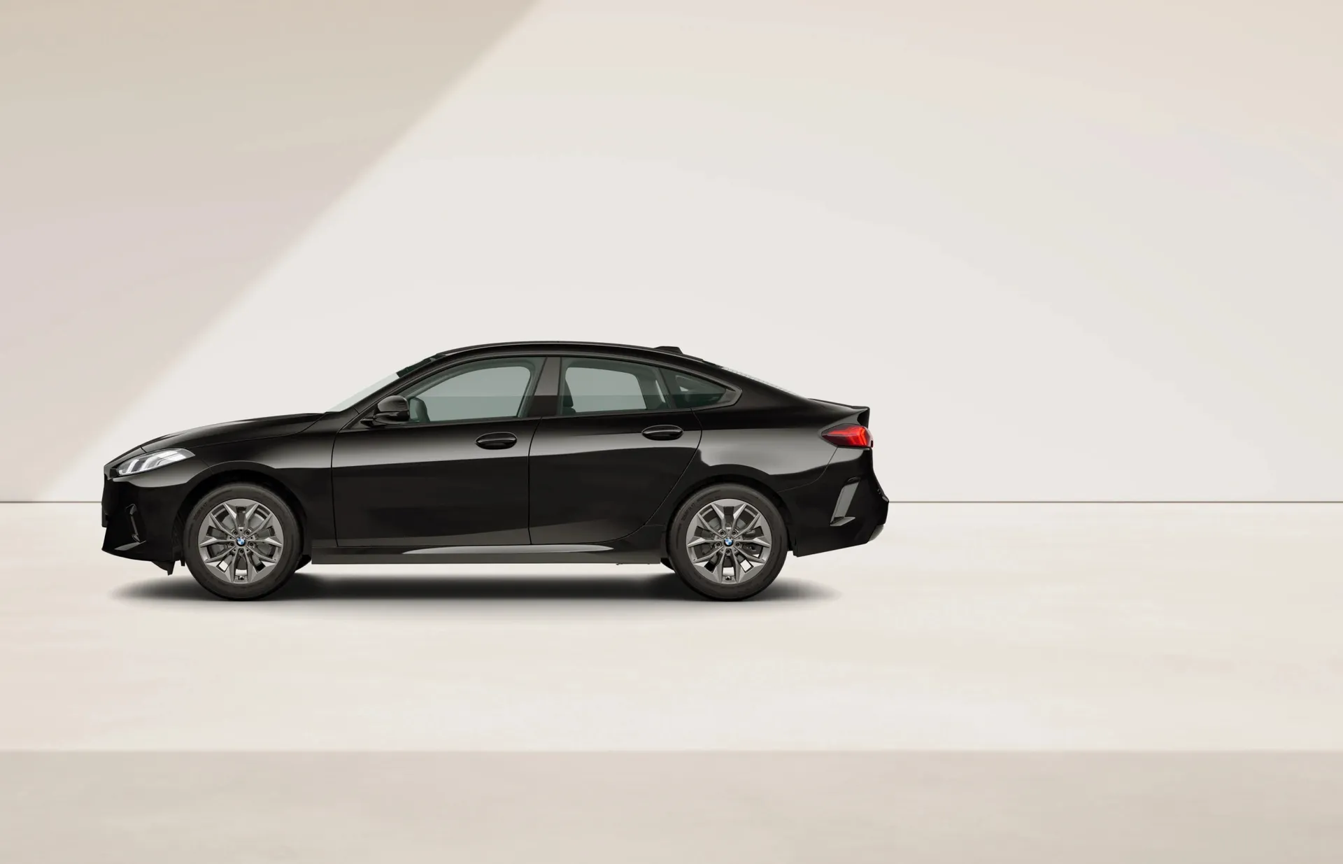 Řada 2 Gran Coupé (F74), Sériové provedení, Nemetalický lak "Black", side
