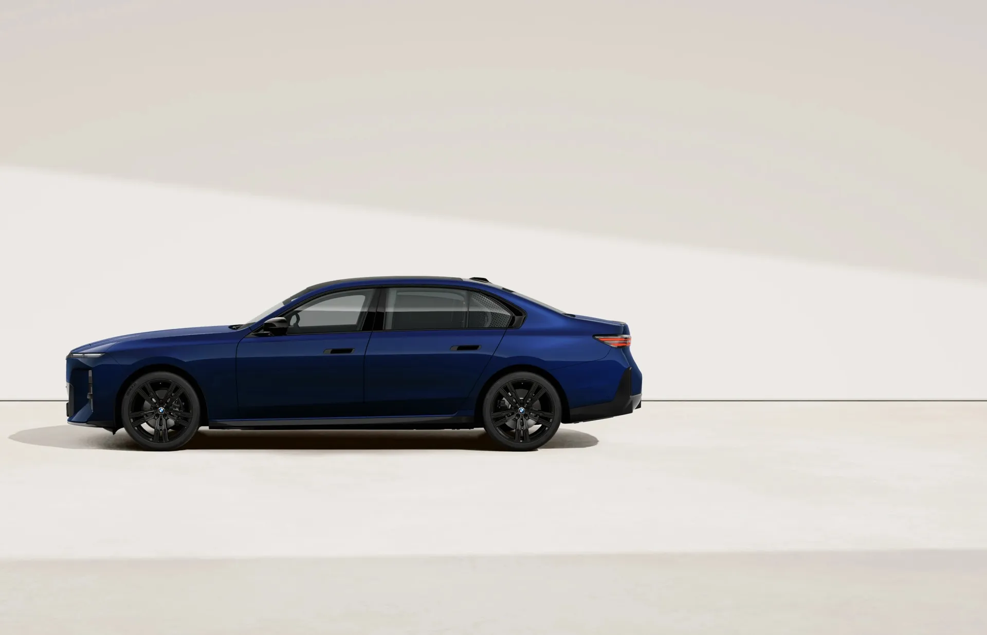 Řada 7 Sedan (G70), M sportovní paket Pro, BMW Individual metalický lak Tanzanite Blue, side