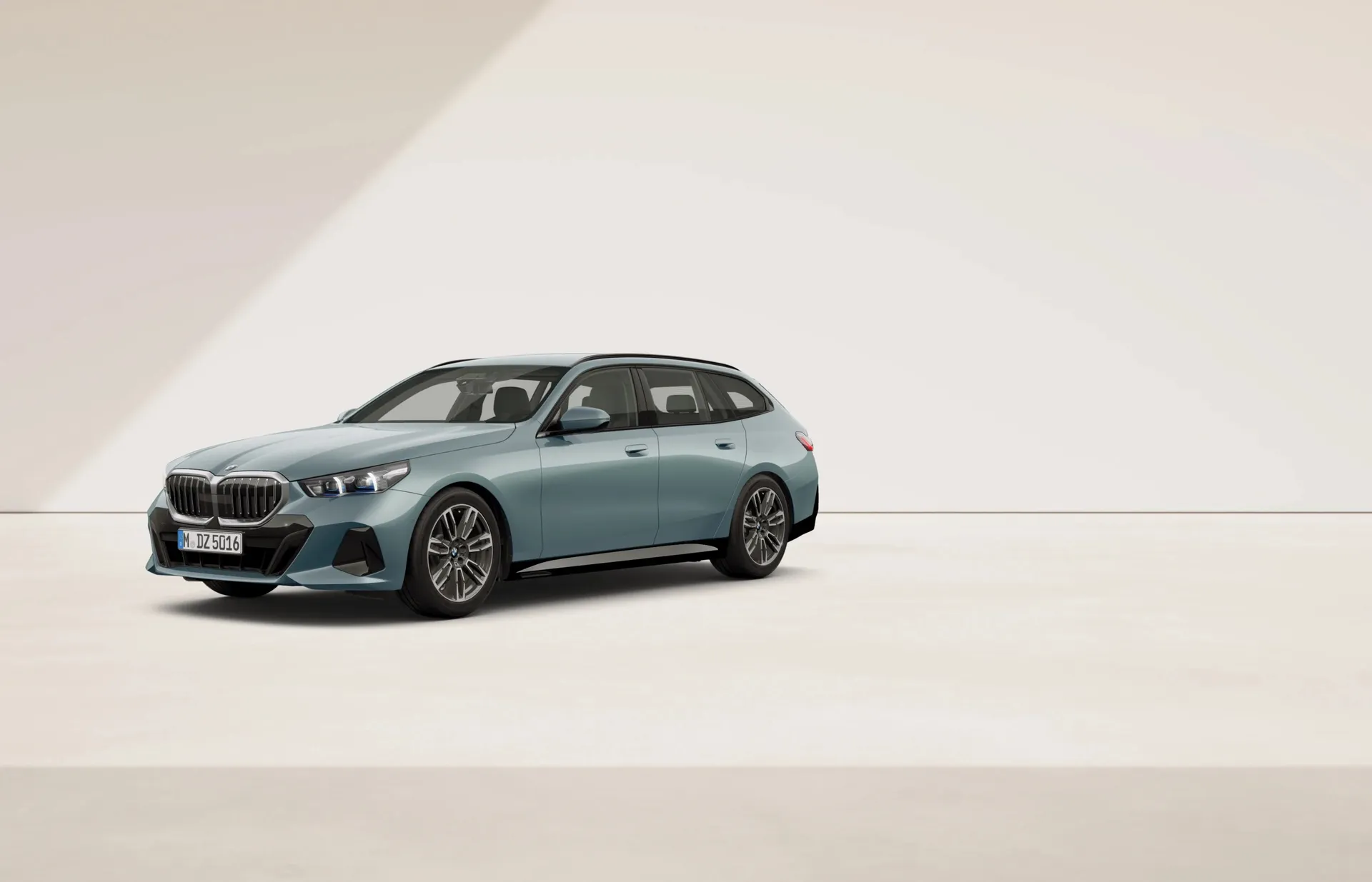 Řada 5 Touring (G61), M sportovní paket, Metalický lak Cape York Green, front