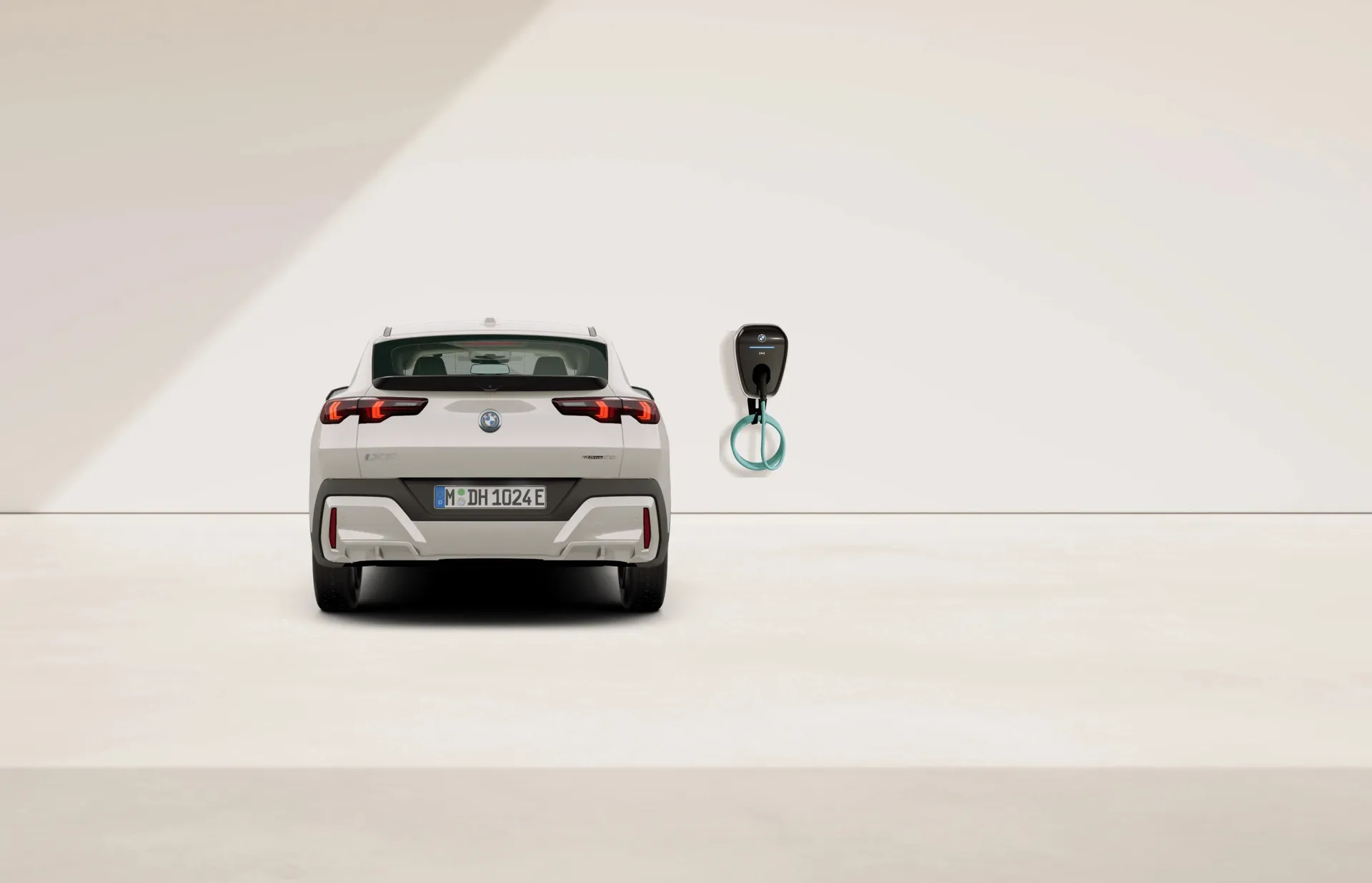 iX2 (U10), Sériové provedení, Metalický lak Dune Grey, rear