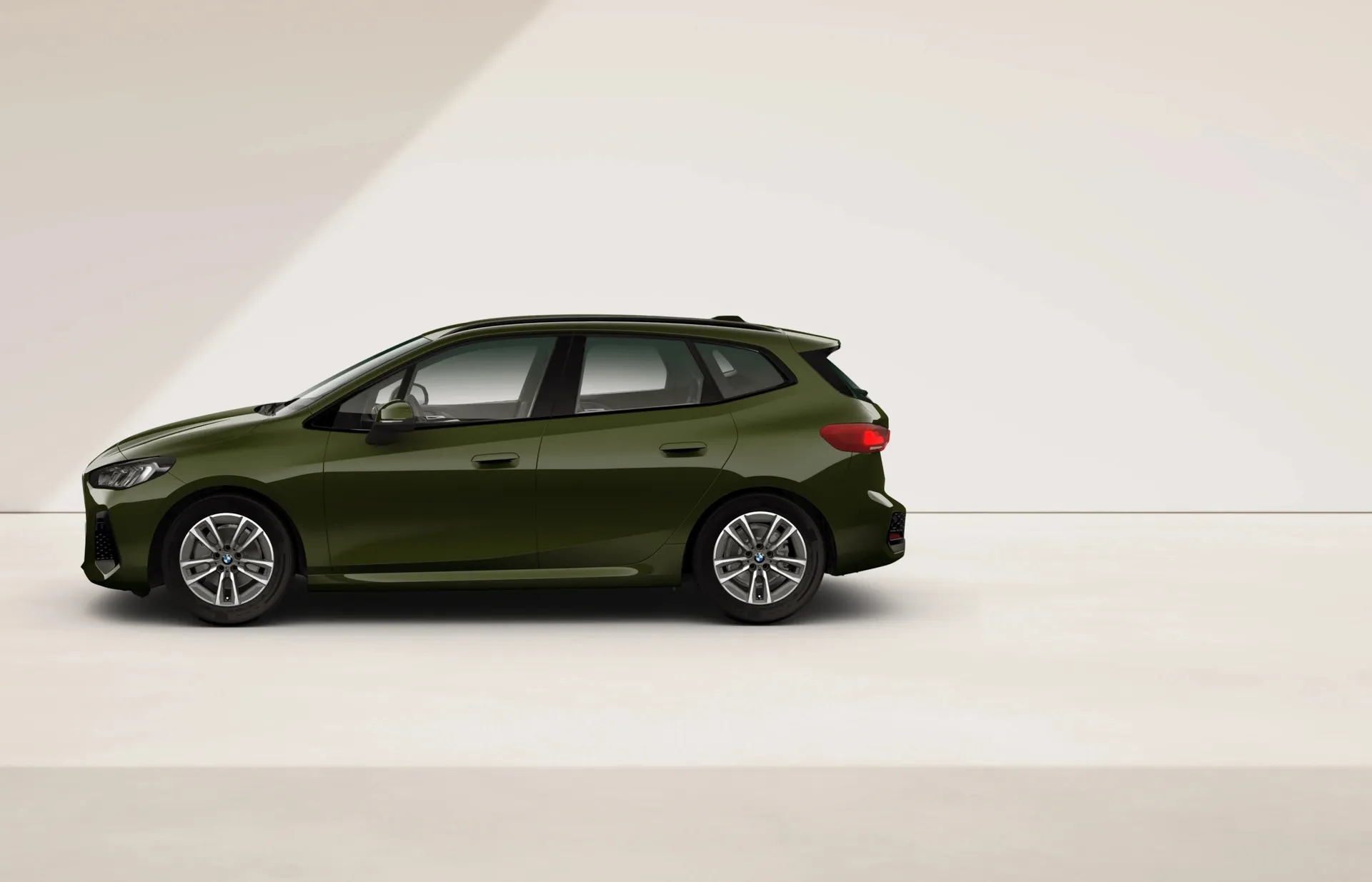 Řada 2 Active Tourer (U06), M sportovní paket, Metalický lak Sanremo Green, side