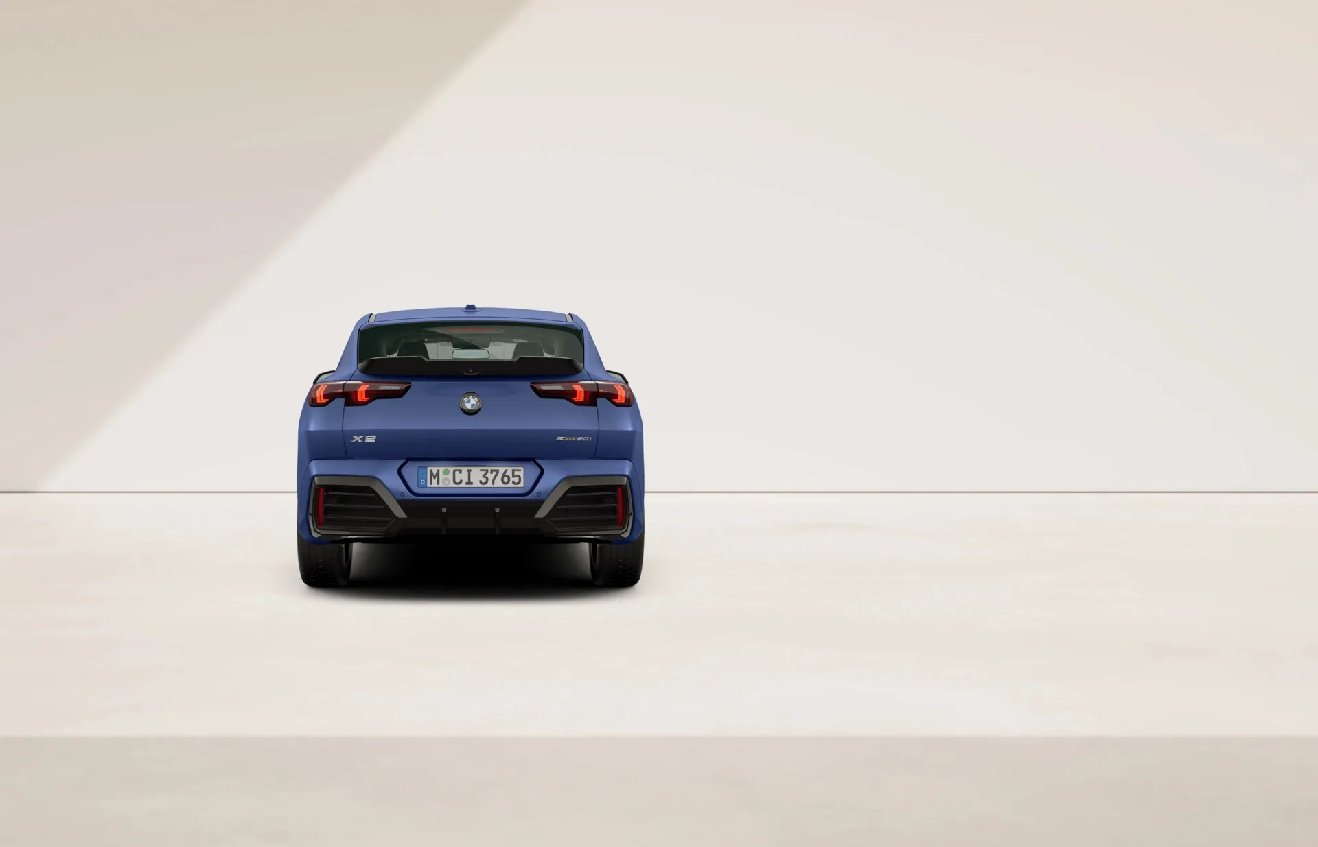 X2 (U10), M sportovní paket Pro, BMW Individual metalický lak Frozen Portimao Blue, rear