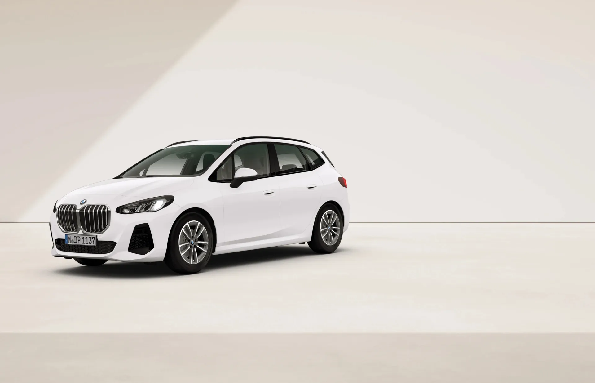 Řada 2 Active Tourer (U06), M sportovní paket, Nemetalický lak Alpine White, front