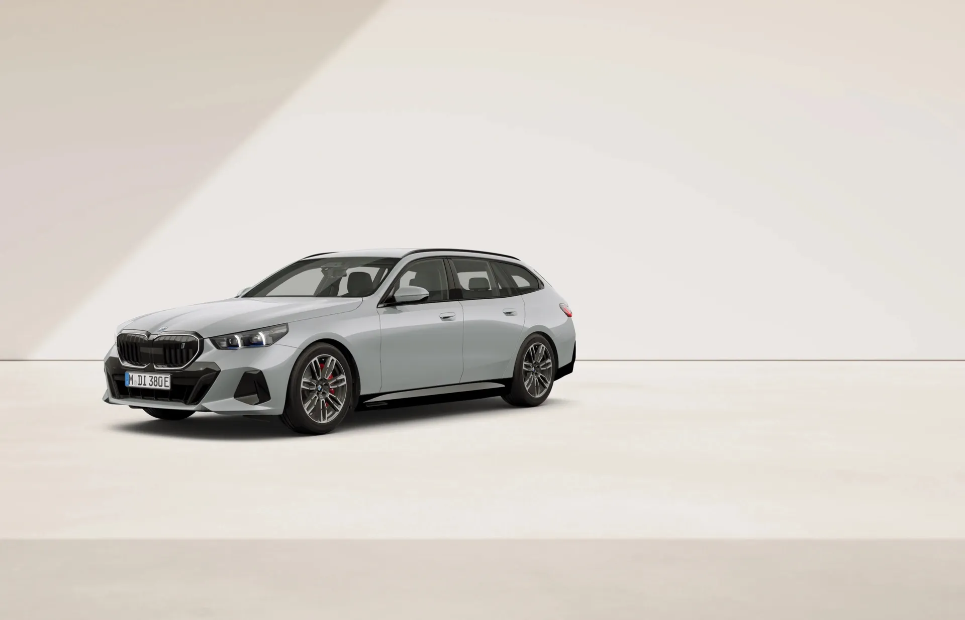 i5 Touring (G61), M sportovní paket Pro, Metalický lak M Brooklyn Grey, front