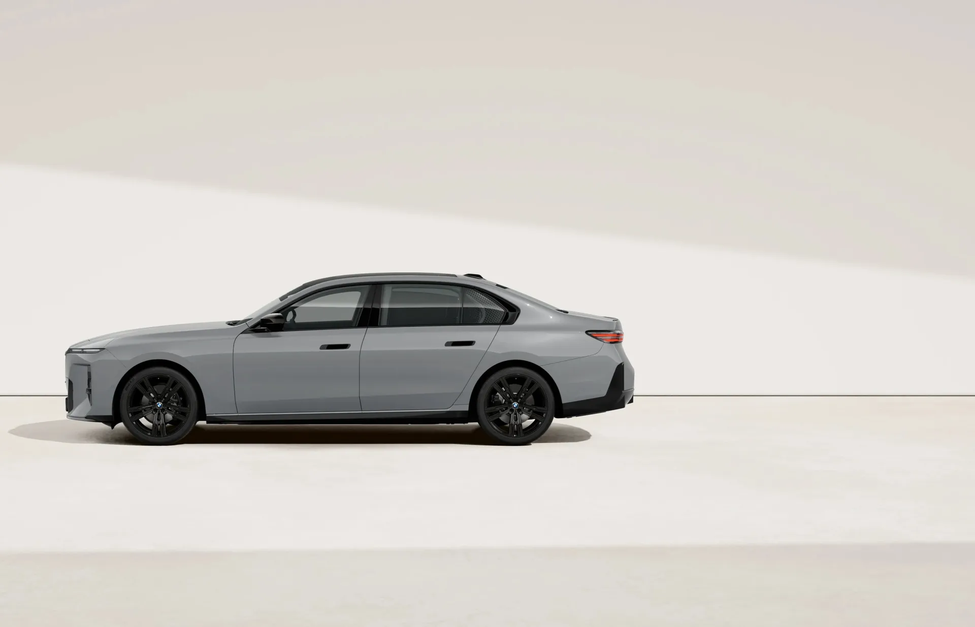 Řada 7 Sedan (G70), M sportovní paket Pro, Metalický lak M Brooklyn Grey, side